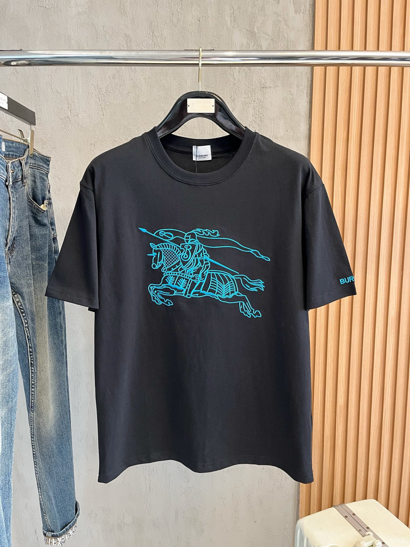 NO:128766,SSB home pure cotton latest fabric (highest version) chest war horse embroidery heavy industry technology!  Arm BUR embroidery classic logo pattern logo stylish simple trendy short sleeves, top quality counter original single short sleeves, top production craft imported fabrics, unique design of counter style, using imported high-end customized fabrics. The official website is on sale!  Excellent fabric style, size..Black and white M-3XL, burberry, T-shirt, alexander wang19860909ssB家纯棉最新面料（最高版本）胸前战马刺绣重工工艺！手臂BUR刺绣经典标识图案logo时尚简约潮流短袖,最顶级的品质专柜原单短袖,顶级制作工艺进口面料,专柜款独特设计,采用进口高端订制面料.官网在售！面料版型超赞 码数..黑白色 M-3XL,,burberry,T-shirt,alexander wang,Men's clothing