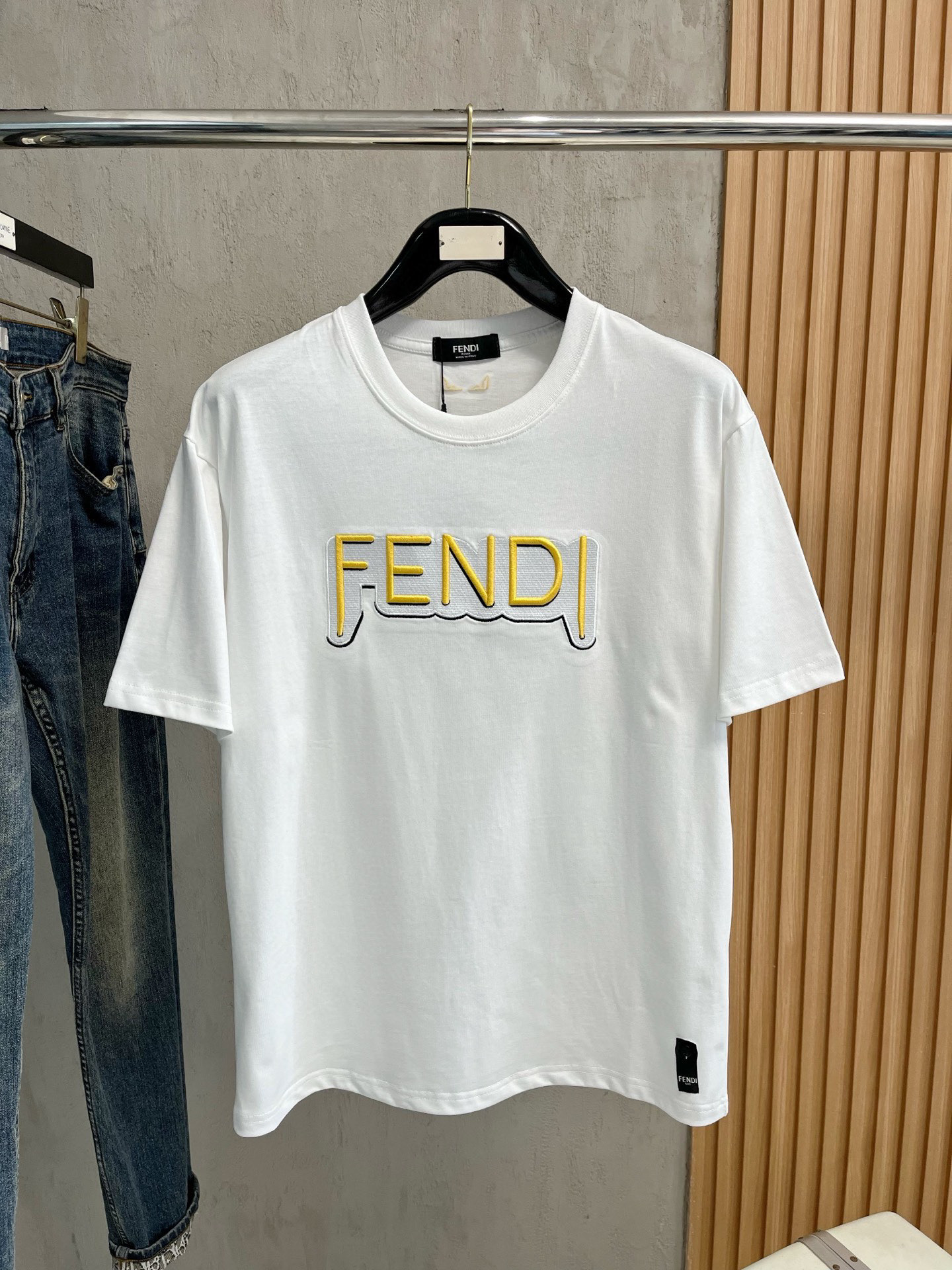NO:128772,Ss Fen Home Pure Cotton Latest Fabric (The Highest Version) Fendi Letter Heavy Industry Embroidery Technology on the chest!  Classic logo pattern logo stylish simple trendy short sleeves, the top quality counter original single short sleeves, the top-level production process imported fabric, the unique design of the counter model, using imported high-end customized fabrics. The official website is on sale!  Excellent fabric size..Black and white M-3XL,,fendi,fendi,T-shirt,alexander wang19860909ss芬家纯棉最新面料（最高版本）胸前fendi字母重工刺绣工艺！经典标识图案logo时尚简约潮流短袖,最顶级的品质专柜原单短袖,顶级制作工艺进口面料,专柜款独特设计,采用进口高端订制面料.官网在售！面料版型超赞 码数..黑白色 M-3XL,,fendi,fendi,T-shirt,alexander wang,Men's clothing