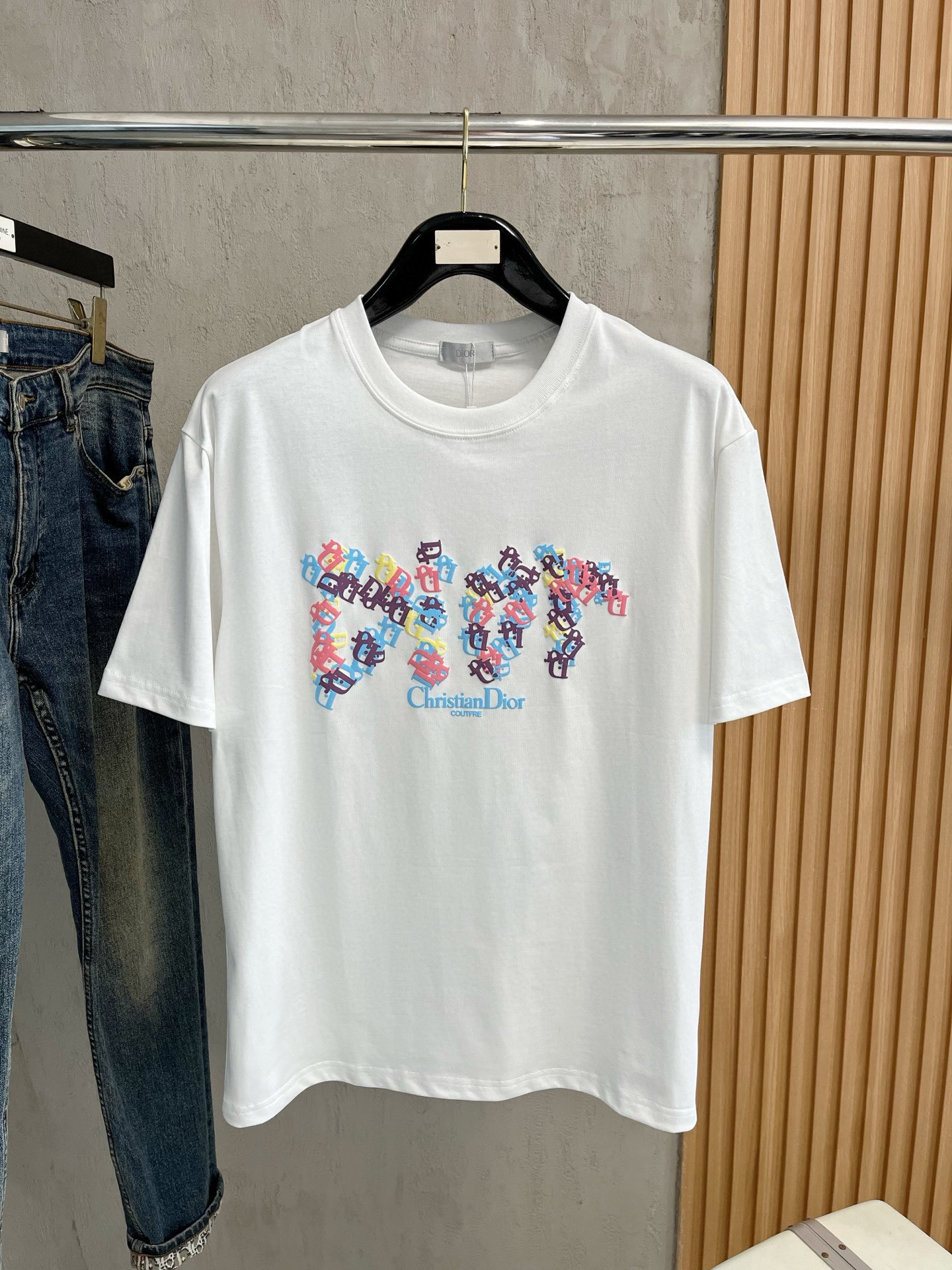 NO:128775,Ss Dijia Pure Cotton Latest Fabric (The highest version) The letter Dior on the chest is a classic logo with contrasting color foaming craftsmanship and logo. The most fashionable short sleeves are fashionable. The top quality counter original single short sleeves, the top production process imported fabrics, the counter model is uniquely designed, using imported high-end customized fabrics. The official website is on sale!  Excellent fabric pattern, size..Black and white M-3XL,,dior,dior,T-shirt,alexander wang19860909ss迪家纯棉最新面料（最高版本）胸前字母dior撞色发泡工艺经典标识图案logo时尚简约潮流短袖,最顶级的品质专柜原单短袖,顶级制作工艺进口面料,专柜款独特设计,采用进口高端订制面料.官网在售！面料版型超赞 码数..黑白色 M-3XL,,dior,dior,T-shirt,alexander wang,Men's clothing