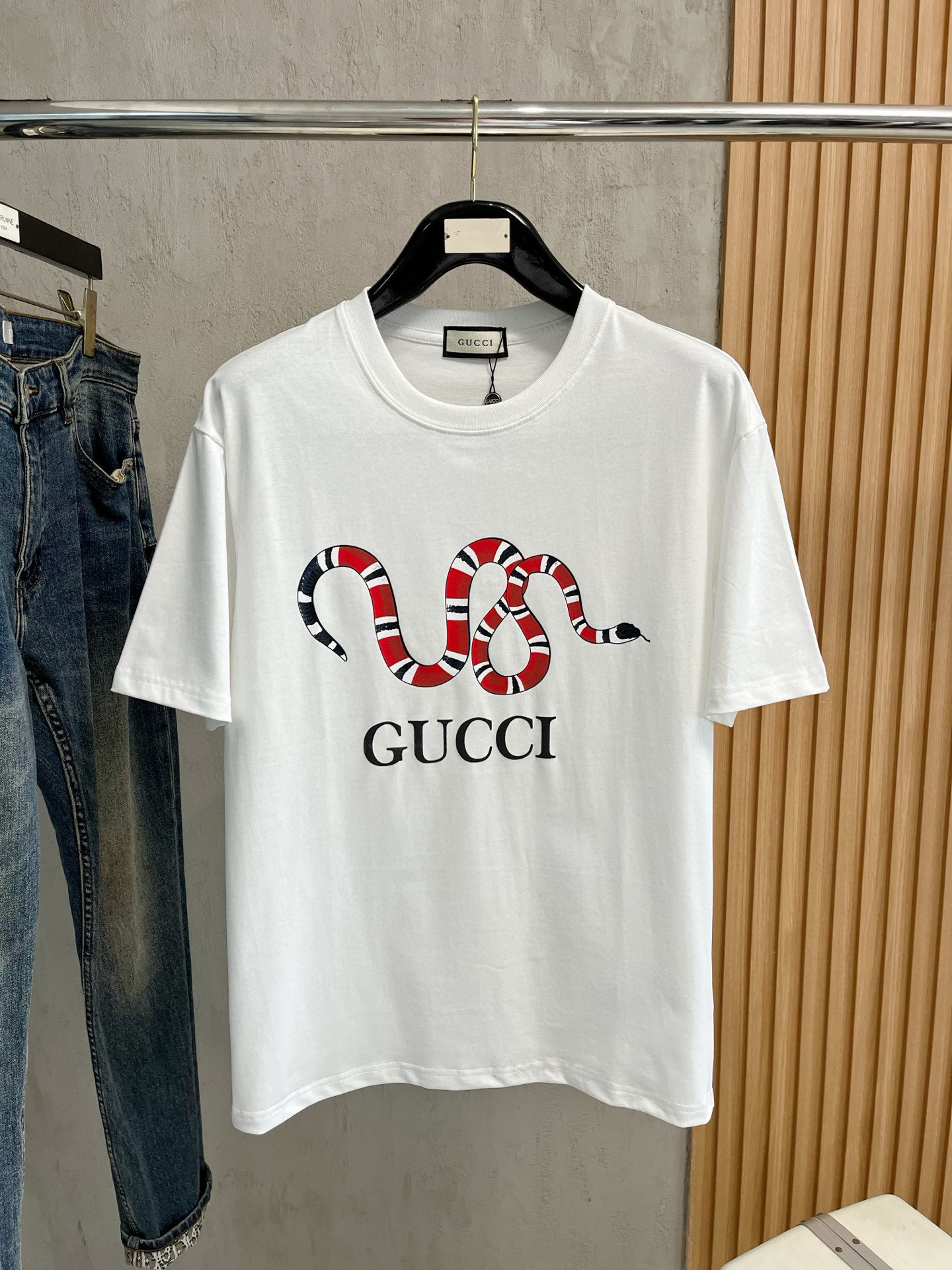 NO:128779,Ss Gujia Pure Cotton Latest Fabric (The highest version) Snake Year Daji pattern, the letters on the chest, Gucci direct spray foaming process, classic logo, fashionable simple trendy short sleeves, the top quality counter original single short sleeves, the top production process imported fabric, the counter model is uniquely designed, using imported high-end customized fabrics. The official website is on sale!  Excellent fabric pattern, size..Black and white M-3XL,,gucci,gucci,T-shirt,alexander wang19860909ss古家纯棉最新面料（最高版本）蛇年大吉图案胸前字母gucci直喷发泡工艺经典标识图案logo时尚简约潮流短袖,最顶级的品质专柜原单短袖,顶级制作工艺进口面料,专柜款独特设计,采用进口高端订制面料.官网在售！面料版型超赞 码数..黑白色 M-3XL,,gucci,gucci,T-shirt,alexander wang,Men's clothing