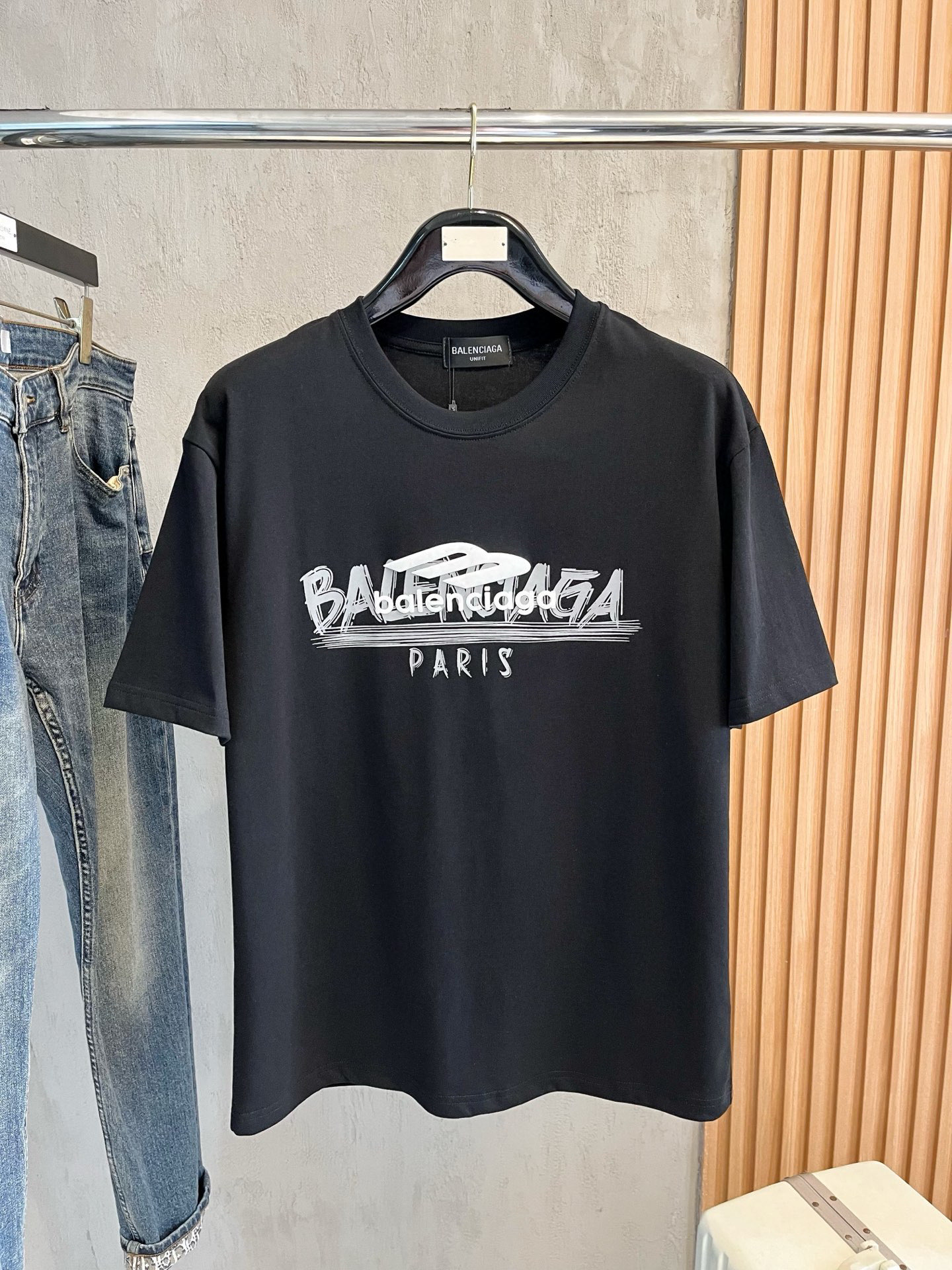 NO:128781,The latest fabric of ss Paris home pure cotton (highest version) letters BAL direct spray foaming craftsmanship classic logo pattern logo fashionable simple trendy short sleeves, the top quality counter original single short sleeves, top production craft imported fabrics, the counter model is uniquely designed, using imported high-end customized fabrics. The official website is on sale!  Excellent fabric fit, size..Black and white M-3XL,,balenciaga,T-shirt,alexander wang19860909ss巴黎家纯棉最新面料（最高版本）胸前字母BAL直喷发泡工艺经典标识图案logo时尚简约潮流短袖,最顶级的品质专柜原单短袖,顶级制作工艺进口面料,专柜款独特设计,采用进口高端订制面料.官网在售！面料版型超赞 码数..黑白色 M-3XL,,balenciaga,T-shirt,alexander wang,Men's clothing