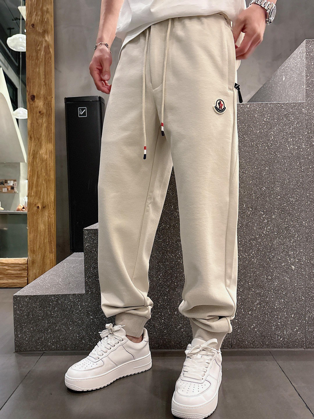 NO:128786,.Shield 2025 Spring and Summer casual pants are a new interpretation of aesthetics, interpreting a strong style and fashionable style, with a strong sense of detail and design. The classic brand logo is used as a color combination to interpret classic brand fashion, adding luster to the overall shape. Imported fabrics are soft and comfortable. The inner woven surface is flat and has excellent comfort, simple and unique charm. European trade channels, Italian overseas warehouse straight hair, and overseas boutique limited sales. The new spring and summer casual fashion sweatpants are designed by big brands to create a fashionable and trendy style, with exquisite details and in place, showing super high quality.  The pants are decorated with an iconic brand logo, highlighting the brand style, creating fashionable and diverse styles. The imported fabric is carefully crafted, soft and comfortable, and is also skin-friendly and warm. It is a pair of pants that are comfortable at home and out. You can go out with a casual jacket and sweatshirt~ Color black Apricot Size: M L XL 2XL 3XL M size waist 74-Hip circumference 98-Pants length 99-Feet mouth 21 L size waist 78-Hip circumference 102-Pants length 99-Feet mouth 22 XL size waist 82-Hip circumference 106-Pants length 100-Feet mouth 23 2XL size waist 86-Hip circumference 110-Pants length 101-Feet mouth 24  3XL size waist 90-hip 114-trouser length 102-foot mouth 25, Moncler, hoodie, sweatshirts, jackets & coats, alexander wang19860909.蒙口 2025 春夏休闲裤子 美学的焕新诠释,演绎浓郁的格调型时尚风范,细节感和设计感强悍.经典品牌标识做为色彩搭配,演绎经典的品牌时尚,为整体造型增光添彩.进口面料,柔软舒适.内里织面平整 舒适度极佳,简洁而富有独特魅力. 欧洲贸易渠道,意大利海外仓直发,海外精品限定销售.25春夏新款休闲时尚卫裤,这款卫裤采用大牌的设计打造时尚潮流感,细节处理精致到位,展现超高的品质. 裤身上点缀标志性品牌标识,彰显品牌格调,打造时尚多样的造型.进口面料精心打造,柔软舒适,还亲肤保暖,是居家和外出都很舒适的一款裤子,随便搭个外套卫衣就可以出门啦~ 颜色黑色 杏色 尺码:M L XL 2XL 3XL M码腰围74-臀围98-裤长99-脚口21 L码腰围78-臀围102-裤长99-脚口22 XL码腰围82-臀围106-裤长100-脚口23 2XL码腰围86-臀围-110-裤长101-脚口24 3XL码腰围90-臀围114-裤长102-脚口25,,Moncler,hoodie,sweatshirts,jackets & coats,alexander wang,Men's clothing