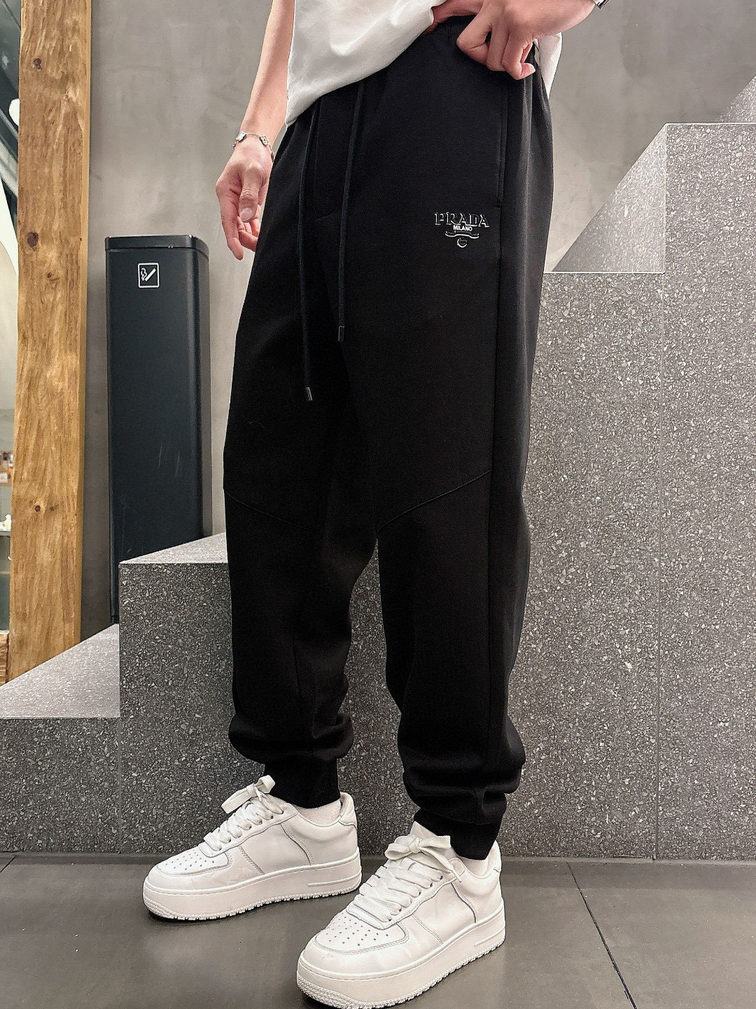 NO:128788,.Prada 2025 spring and summer casual pants are a new aesthetic interpretation, interpreting a strong style and fashionable style, with a strong sense of detail and design. The classic brand logo is used as a color combination to interpret classic brand fashion, adding luster to the overall shape. Imported fabrics are soft and comfortable. The inner woven surface is flat and has excellent comfort, simple and unique charm. European trade channels, Italian overseas warehouse straight hair, and overseas boutique limited sales. The new casual and fashionable sweatpants in spring and summer, this sweatpants adopt the design of a big brand to create a fashionable and trendy style, with exquisite details and in place, showing super high quality.  The pants are decorated with an iconic brand logo, highlighting the brand style, creating fashionable and diverse styles. Imported fabrics are carefully crafted, soft and comfortable, and are skin-friendly and warm. They are a pair of pants that are comfortable at home and out. You can go out with a casual jacket and sweatshirt~ Color black blue gray Size: M L XL 2XL 3XL M size waist 74-hip 98-trouser length 99-foot mouth 21 L size waist 78-trouser length 102-trouser length 99-foot mouth 22 XL size waist 82-trouser length 106-trouser length 100-foot mouth 23 2XL size waist 86-trouser length 110-trouser length 101-foot mouth 24  3XL size waist 90-hip 114-trouser length 102-foot mouth 25, prada, hoodie, sweatshirts, jackets & coats, alexander wang19860909.普拉达 2025 春夏休闲裤子 美学的焕新诠释,演绎浓郁的格调型时尚风范,细节感和设计感强悍.经典品牌标识做为色彩搭配,演绎经典的品牌时尚,为整体造型增光添彩.进口面料,柔软舒适.内里织面平整 舒适度极佳,简洁而富有独特魅力. 欧洲贸易渠道,意大利海外仓直发,海外精品限定销售.25春夏新款休闲时尚卫裤,这款卫裤采用大牌的设计打造时尚潮流感,细节处理精致到位,展现超高的品质. 裤身上点缀标志性品牌标识,彰显品牌格调,打造时尚多样的造型.进口面料精心打造,柔软舒适,还亲肤保暖,是居家和外出都很舒适的一款裤子,随便搭个外套卫衣就可以出门啦~ 颜色黑色 蓝色 灰色 尺码:M L XL 2XL 3XL M码腰围74-臀围98-裤长99-脚口21 L码腰围78-臀围102-裤长99-脚口22 XL码腰围82-臀围106-裤长100-脚口23 2XL码腰围86-臀围-110-裤长101-脚口24 3XL码腰围90-臀围114-裤长102-脚口25,,prada,hoodie,sweatshirts,jackets & coats,alexander wang,Men's clothing