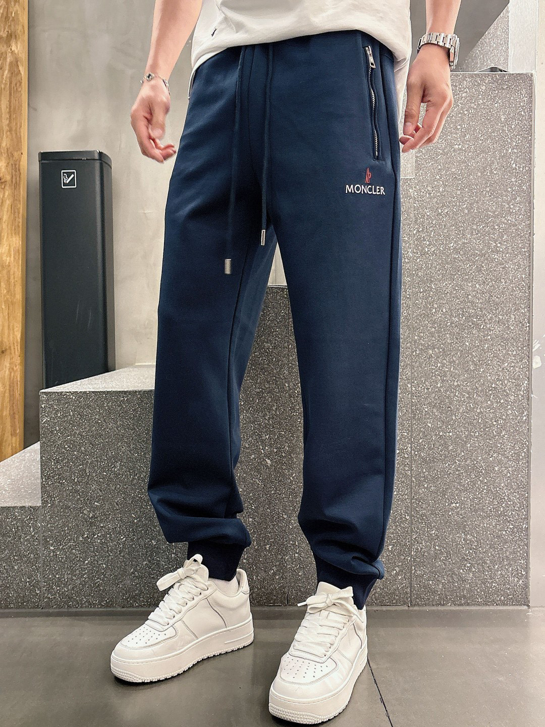 NO:128790,.Shield 2025 Spring and Summer casual pants are a new interpretation of aesthetics, interpreting a strong style and fashionable style, with a strong sense of detail and design. The classic brand logo is used as a color combination to interpret classic brand fashion, adding luster to the overall shape. Imported fabrics are soft and comfortable. The inner woven surface is flat and has excellent comfort, simple and unique charm. European trade channels, Italian overseas warehouse straight hair, and overseas boutique limited sales. The new spring and summer casual fashion sweatpants are designed by big brands to create a fashionable and trendy style, with exquisite details and in place, showing super high quality.  The pants are decorated with an iconic brand logo, highlighting the brand style, creating fashionable and diverse styles. Imported fabrics are carefully crafted, soft and comfortable, and are skin-friendly and warm. They are a pair of pants that are comfortable at home and out. You can go out with a casual jacket and sweatshirt~ Color black blue gray Size: M L XL 2XL 3XL M size waist 74-hip 98-trouser length 99-foot mouth 21 L size waist 78-trouser length 102-trouser length 99-foot mouth 22 XL size waist 82-trouser length 106-trouser length 100-foot mouth 23 2XL size waist 86-trouser length 110-trouser length 101-foot mouth 24  3XL size waist 90-hip 114-trouser length 102-foot mouth 25, Moncler, hoodie, sweatshirts, jackets & coats, alexander wang19860909.蒙口 2025 春夏休闲裤子 美学的焕新诠释,演绎浓郁的格调型时尚风范,细节感和设计感强悍.经典品牌标识做为色彩搭配,演绎经典的品牌时尚,为整体造型增光添彩.进口面料,柔软舒适.内里织面平整 舒适度极佳,简洁而富有独特魅力. 欧洲贸易渠道,意大利海外仓直发,海外精品限定销售.25春夏新款休闲时尚卫裤,这款卫裤采用大牌的设计打造时尚潮流感,细节处理精致到位,展现超高的品质. 裤身上点缀标志性品牌标识,彰显品牌格调,打造时尚多样的造型.进口面料精心打造,柔软舒适,还亲肤保暖,是居家和外出都很舒适的一款裤子,随便搭个外套卫衣就可以出门啦~ 颜色黑色 蓝色 灰色 尺码:M L XL 2XL 3XL M码腰围74-臀围98-裤长99-脚口21 L码腰围78-臀围102-裤长99-脚口22 XL码腰围82-臀围106-裤长100-脚口23 2XL码腰围86-臀围-110-裤长101-脚口24 3XL码腰围90-臀围114-裤长102-脚口25,,Moncler,hoodie,sweatshirts,jackets & coats,alexander wang,Men's clothing