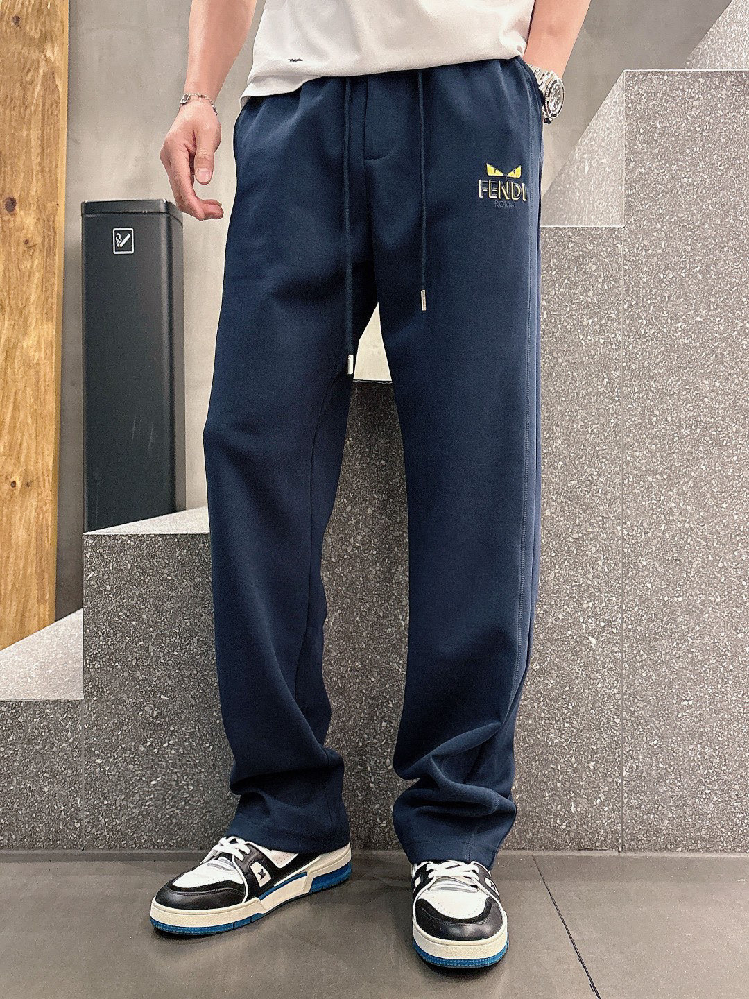 NO:128792,.Fendi 2025 spring and summer casual pants are a new interpretation of aesthetics, interpreting a strong style of style, with a strong sense of detail and design. The classic brand logo is used as a color combination to interpret classic brand fashion, adding luster to the overall shape. Imported fabrics are soft and comfortable. The inner woven surface is flat and has excellent comfort, simple and unique charm. European trade channels, Italian overseas warehouse straight hair, and overseas boutique limited sales. The new casual and fashionable sweatpants in spring and summer, this sweatpants adopt the design of a big brand to create a fashionable and trendy style, with exquisite details and in place, showing super high quality.  The pants are decorated with an iconic brand logo, highlighting the brand style, creating fashionable and diverse styles. The imported fabric is carefully crafted, soft and comfortable, and is also skin-friendly and warm. It is a pair of pants that are comfortable at home and out. You can go out with a casual jacket and sweatshirt~ Color black, blue, white Size: M L XL 2XL 3XL M size waist 74-Hip circumference 98-Pants length 99-Feet mouth 21 L size waist 78-Hip circumference 102-Pants length 99-Feet mouth 22 XL size waist 82-Hip circumference 106-Pants length 100-Feet mouth 23 2XL size waist 86-Hip circumference 110-Pants length 101-Feet mouth 24  3XL size waist 90-hip 114-trouser length 102-foot mouth 25, fendi, hoodie, sweatshirts, jackets & coats, alexander wang19860909.芬迪 2025 春夏休闲裤子 美学的焕新诠释,演绎浓郁的格调型时尚风范,细节感和设计感强悍.经典品牌标识做为色彩搭配,演绎经典的品牌时尚,为整体造型增光添彩.进口面料,柔软舒适.内里织面平整 舒适度极佳,简洁而富有独特魅力. 欧洲贸易渠道,意大利海外仓直发,海外精品限定销售.25春夏新款休闲时尚卫裤,这款卫裤采用大牌的设计打造时尚潮流感,细节处理精致到位,展现超高的品质. 裤身上点缀标志性品牌标识,彰显品牌格调,打造时尚多样的造型.进口面料精心打造,柔软舒适,还亲肤保暖,是居家和外出都很舒适的一款裤子,随便搭个外套卫衣就可以出门啦~ 颜色黑色 蓝色 白色 尺码:M L XL 2XL 3XL M码腰围74-臀围98-裤长99-脚口21 L码腰围78-臀围102-裤长99-脚口22 XL码腰围82-臀围106-裤长100-脚口23 2XL码腰围86-臀围-110-裤长101-脚口24 3XL码腰围90-臀围114-裤长102-脚口25,,fendi,hoodie,sweatshirts,jackets & coats,alexander wang,Men's clothing