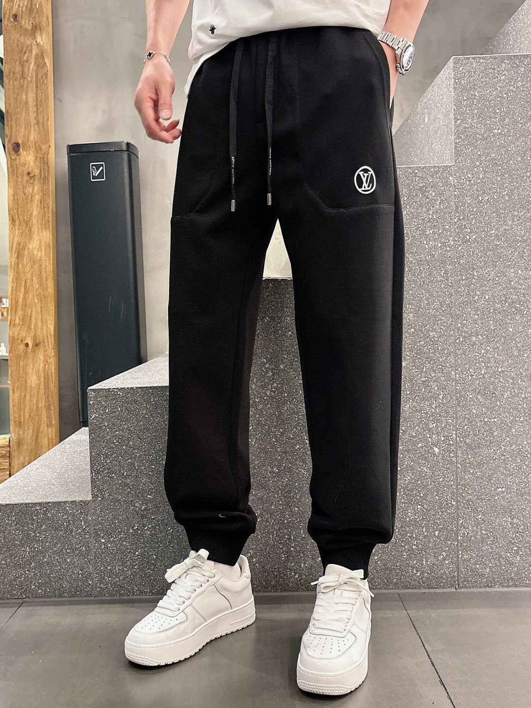 NO:128794,.LV# 2025 Spring and Summer Casual Pants A new interpretation of aesthetics, interpreting a rich style of style, with a strong sense of detail and design. The classic brand logo is used as a color combination to interpret classic brand fashion, adding luster to the overall shape. Imported fabrics are soft and comfortable. The inner woven surface is flat and has excellent comfort, simple and unique charm. European trade channels, Italian overseas warehouse straight hair, and overseas boutique limited sales. 25 spring and summer new casual fashion sweatpants, this sweatpants adopt the design of a big brand to create a fashionable and trendy style, with exquisite details and in place, showing super high quality.  The trousers are decorated with iconic brand logos, highlighting the brand style, creating fashionable and diverse styles. Imported fabrics are carefully crafted, soft and comfortable, and are skin-friendly and warm. They are a pair of pants that are comfortable at home and out. You can go out with a casual jacket and sweatshirt~ Color black and white Size: M L XL 2XL 3XL M size waist 74-Hip circumference 98-Pants length 99-Feet 21 L size waist 78-Hip circumference 102-Pants length 99-Feet 22 XL size waist 82-Hip circumference 106-Pants length 100-Feet 23 2XL size waist 86-Hip circumference-110-Pants length 101-Feet 24 3XL size waist 90-Hip circumference 114-Pants length 102-Feet 25,,louis  vuitton, hoodie, sweatshirts, jackets & coats, alexander wang19860909.LV# 2025 春夏休闲裤子 美学的焕新诠释,演绎浓郁的格调型时尚风范,细节感和设计感强悍.经典品牌标识做为色彩搭配,演绎经典的品牌时尚,为整体造型增光添彩.进口面料,柔软舒适.内里织面平整 舒适度极佳,简洁而富有独特魅力. 欧洲贸易渠道,意大利海外仓直发,海外精品限定销售.25春夏新款休闲时尚卫裤,这款卫裤采用大牌的设计打造时尚潮流感,细节处理精致到位,展现超高的品质. 裤身上点缀标志性品牌标识,彰显品牌格调,打造时尚多样的造型.进口面料精心打造,柔软舒适,还亲肤保暖,是居家和外出都很舒适的一款裤子,随便搭个外套卫衣就可以出门啦~ 颜色黑色 白色 尺码:M L XL 2XL 3XL M码腰围74-臀围98-裤长99-脚口21 L码腰围78-臀围102-裤长99-脚口22 XL码腰围82-臀围106-裤长100-脚口23 2XL码腰围86-臀围-110-裤长101-脚口24 3XL码腰围90-臀围114-裤长102-脚口25,,louis vuitton,hoodie,sweatshirts,jackets & coats,alexander wang,Men's clothing