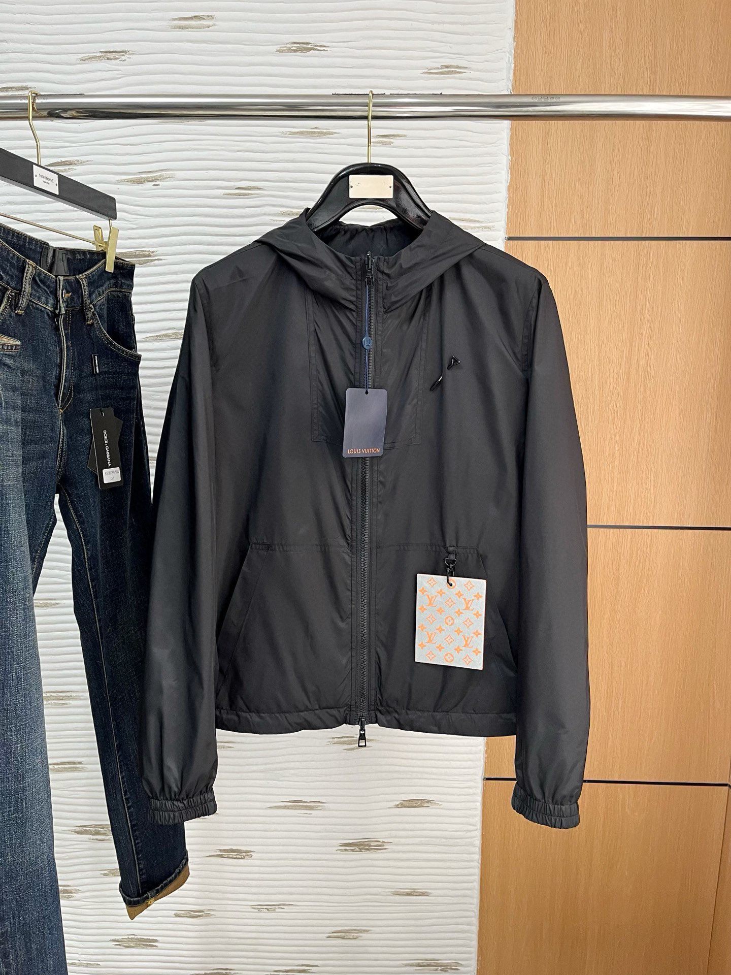 NO:128824,.Double-sided wear LV# 25 Spring and Summer Men's high-end woven/wind coat series jackets High-end boutique series, same style for men and women, trading company channel orders, official website counter series for sale, the industry's exclusive first launch of the most popular series of men and women, the most popular series of men and women, classic urban casual style, versatile and simple style, couple's jacket!  It can be said to be a must-have for spring and summer. A brand new design style, subversive design, iconic brand pattern logo, new dustproof fabric, light waterproof, casual T-shirt, super fashionable upper body, especially easy to match, spring and summer concave style is naturally indispensable for such high-end configuration. Moreover, its dressing magic is very powerful, basically all types are easy to control, casual style configuration, without discomfort, the new style and tone are more outstanding, and the charm of the outfit is naturally more advanced, more outstanding, more outstanding, but it does not lose temperature. Whether it is for external wear or internal wear, I believe this model is the perfect choice!  !  !  Color black Apricot Number of codes M L XL 2XL 3XL Size data M: bust 112cm-shoulder width 45cm-coat length 67cm-sleeve length 62cm L: bust 116cm-shoulder width 46cm-coat length 69cm-sleeve length 63cm XL: bust 120cm-shoulder width 47cm-coat length 71cm-sleeve length 64cm 2XL: bust 124cm-shoulder width 48cm-coat length 73cm-sleeve length 65cm 3XL: bust 128cm-shoulder width 49cm-coat length 75cm-sleeve length 66cm, louis vuitton, jackets & coats,tees, t-shirt, alexander wang19860909.双面穿 LV# 25春夏 男装高端梭织/风衣 系列外套 高端精品系列,男女同款,贸易公司渠道订单,官网专柜在售系列,业内独家首发经典主线里最抢手最火爆的系列男女同款,经典都市休闲风尚,百搭简约范,情侣款外套！可以说是春夏季必备款了 全新设计风格,颠覆认知的设计,标志性品牌图案标识,全新防尘面料,轻度防水,随便搭件T恤,上身超时髦,特别的便于搭配,春夏季凹造型自然是少不了这样的高档配置 并且它的穿搭魔力十分之强大,基本上各种类型都是轻而易举的驾驭,休闲的版型配置,不会不适感,全新风格以及调性更加的出色更加的出众,穿搭的魅力自然也更加的高级,更加的出彩更加的显帅,但是又不失温度,无论是外穿还是内搭,我相信此款都是完美之选！！！ 颜色黑色 杏色 码数M L XL 2XL 3XL 尺码数据 M码:胸围112cm-肩宽45cm-衣长67cm-袖长62cm L码:胸围116cm-肩宽46cm-衣长69cm-袖长63cm XL码:胸围120cm-肩宽47cm-衣长71cm-袖长64cm 2XL码:胸围124cm-肩宽48cm-衣长73cm-袖长65cm 3XL码:胸围128cm-肩宽49cm-衣长75cm-袖长66cm,,louis vuitton,jackets & coats,tees，t-shirt,alexander wang,Men's clothing