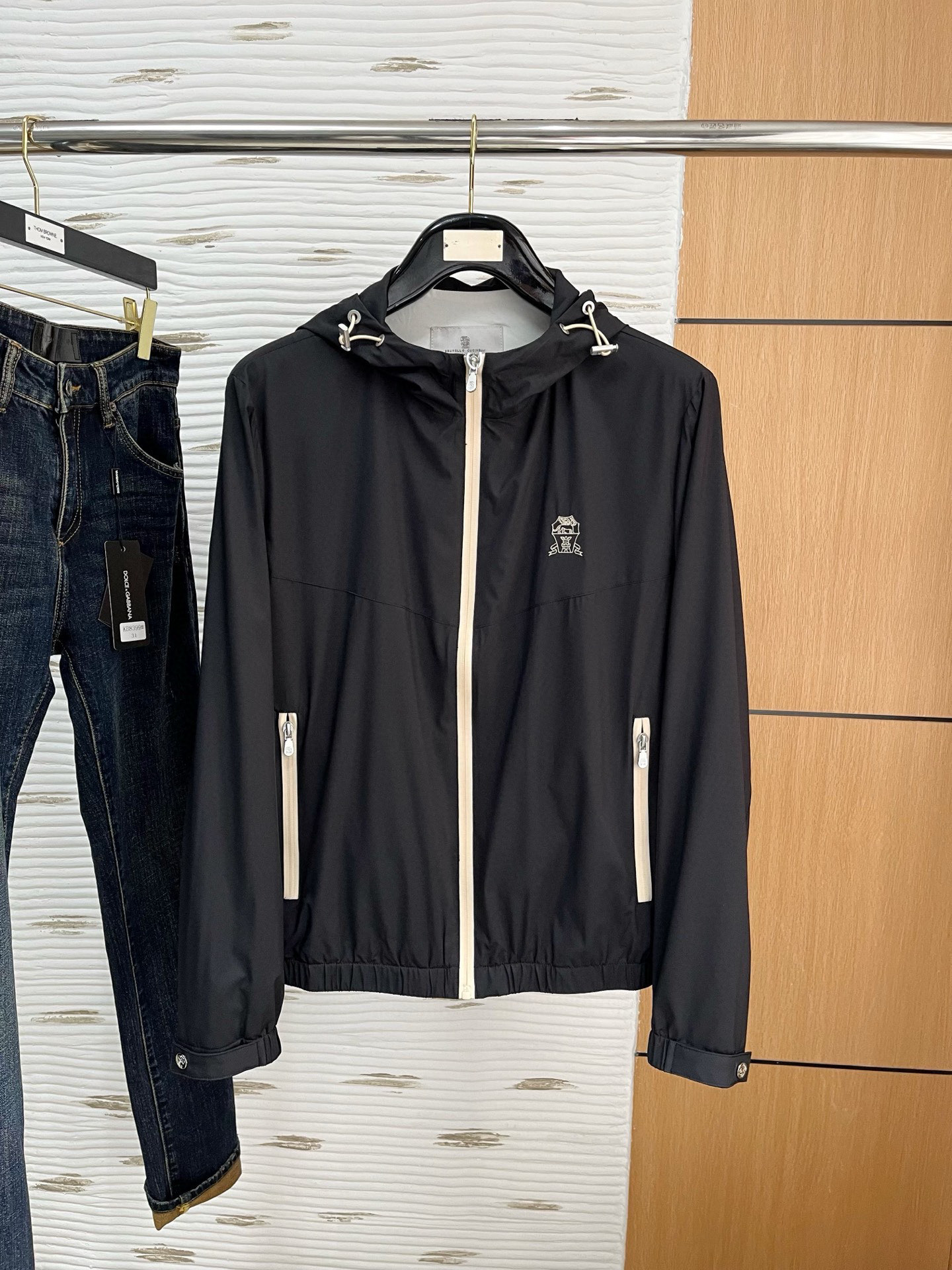 NO:128827,.BC# 25 Spring and Summer Men's High-end Weaving/Trench Coat Series Jackets High-end Boutique Series, Men and Women's Same Style, Trading Company Channel Orders, Official Website Counter Series, Exclusively launched the most popular series of men and women's Same Styles in the industry, the most popular series of men and women's Same Styles, classic urban casual style, versatile and simple style, couple's jackets!  It can be said to be a must-have for spring and summer. A brand new design style, subversive design, iconic brand pattern logo, new dustproof fabric, light waterproof, casual T-shirt, super fashionable upper body, especially easy to match, spring and summer concave style is naturally indispensable for such high-end configuration. Moreover, its dressing magic is very powerful, basically all types are easy to control, casual style configuration, without discomfort, the new style and tone are more outstanding, and the charm of the outfit is naturally more advanced, more outstanding, more outstanding, but it does not lose temperature. Whether it is for external or internal, I believe this style is the perfect choice!  !  !  Color black Apricot Number of codes M L XL 2XL 3XL Size data M: bust 112cm-shoulder width 45cm-coat length 67cm-sleeve length 62cm L: bust 116cm-shoulder width 46cm-coat length 69cm-sleeve length 63cm XL: bust 120cm-shoulder width 47cm-coat length 71cm-sleeve length 64cm 2XL: bust 124cm-shoulder width 48cm-coat length 73cm-sleeve length 65cm 3XL: bust 128cm-shoulder width 49cm-coat length 75cm-sleeve length 66cm, Jackets & coats,tees, t-shirt, alexander wang19860909.BC# 25春夏 男装高端梭织/风衣 系列外套 高端精品系列,男女同款,贸易公司渠道订单,官网专柜在售系列,业内独家首发经典主线里最抢手最火爆的系列男女同款,经典都市休闲风尚,百搭简约范,情侣款外套！可以说是春夏季必备款了 全新设计风格,颠覆认知的设计,标志性品牌图案标识,全新防尘面料,轻度防水,随便搭件T恤,上身超时髦,特别的便于搭配,春夏季凹造型自然是少不了这样的高档配置 并且它的穿搭魔力十分之强大,基本上各种类型都是轻而易举的驾驭,休闲的版型配置,不会不适感,全新风格以及调性更加的出色更加的出众,穿搭的魅力自然也更加的高级,更加的出彩更加的显帅,但是又不失温度,无论是外穿还是内搭,我相信此款都是完美之选！！！ 颜色黑色 杏色 码数M L XL 2XL 3XL 尺码数据 M码:胸围112cm-肩宽45cm-衣长67cm-袖长62cm L码:胸围116cm-肩宽46cm-衣长69cm-袖长63cm XL码:胸围120cm-肩宽47cm-衣长71cm-袖长64cm 2XL码:胸围124cm-肩宽48cm-衣长73cm-袖长65cm 3XL码:胸围128cm-肩宽49cm-衣长75cm-袖长66cm,,jackets & coats,tees，t-shirt,alexander wang,Men's clothing