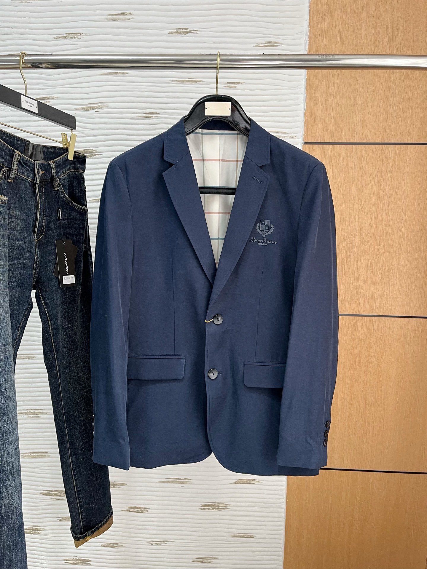 NO:128802,.LP business and casual commuting style, fine channels! The aesthetic British cutting art shows the charm of men. 25 Spring and Summer Exclusive logo Polo shirt Short-sleeved T-shirt Classic lapel cutting technology has never stopped. It is neither monotonous nor complicated, and the craftsmanship highlights the British style! Customer-supplied hexagonal Zhu Di fabric, made of micro knitting technology, with a comfortable texture and skin-friendly feel, and the details and touch are even more wonderful. Different from inferior and severely dyed Polo shirts. The overall thread is neat and symmetrical from the inside to the outside. The craftsmanship quilting structure is seamless. The iconic colored knitted neckline design is neat and detailed and not easy to change, and the exquisite craftsmanship is impeccable. Originated from the classic of P home, the color of the digital machine wrap and embroidery is symmetrical and unified. The chest logo badge embroidery, the masterpiece of the original embroidery craftsmanship of instrument needle dots, full and three-dimensional. Color Black White  Blue Number of sizes M L XL 2XL 3XL Size chart: M: Length 69cm-Bust 51cm-Shoulder width 45cm-Sleeve length 21cm L: Length 71cm-Bust 53cm-Shoulder width 46cm-Sleeve length 22cm XL: Length 73cm-Bust 55cm-Shoulder width 47cm-Sleeve length 23cm 2XL: Length 75cm-Bust 57cm-Shoulder width 48cm-Sleeve length 24cm 3XL: Length 77cm-Bust 59cm-Sleeve width 49cm-Sleeve length 25cm, loro piana, T-shirt,tees, t-shirt,alexander wang19860909.LP商务休闲通勤款,渠道精品!唯美主义的英式裁剪艺术尽显男士魅力风采. 25春夏 专属标识Polo衫短袖T恤 经典的翻领裁剪工艺从未停止.既不单调也不复杂,匠心之作彰显英伦格调! 客供六角朱棣面料,由微型针织工艺制作,手感质感舒适亲肤,细节感和触感柔更是美妙绝伦.区别劣质严重染色品Polo衫. 整体由内到外走线工整对称.工艺化绗缝结构做到了天衣无缝.标志性的彩条针织领口设计工整细致不易变型,精湛的工艺感无懈可击. 源于P家的经典.数械裹绣色泽匀称统一.胸前标识徽章刺绣,器械针点原始刺绣工艺的杰作,饱满立体. 颜色 黑色 白色 蓝色 码数 M L XL 2XL 3XL 尺码表: M码:衣长69cm-胸围51cm-肩宽45cm-袖长21cm L码:衣长71cm-胸围53cm-肩宽46cm-袖长22cm XL码:衣长73cm-胸围55cm-肩宽47cm-袖长23cm 2XL码:衣长75cm-胸围57cm-肩宽48cm-袖长24cm 3XL码:衣长77cm-胸围59cm-肩宽49cm-袖长25cm,,loro piana,T-shirt,tees，t-shirt,alexander wang,Men's clothing