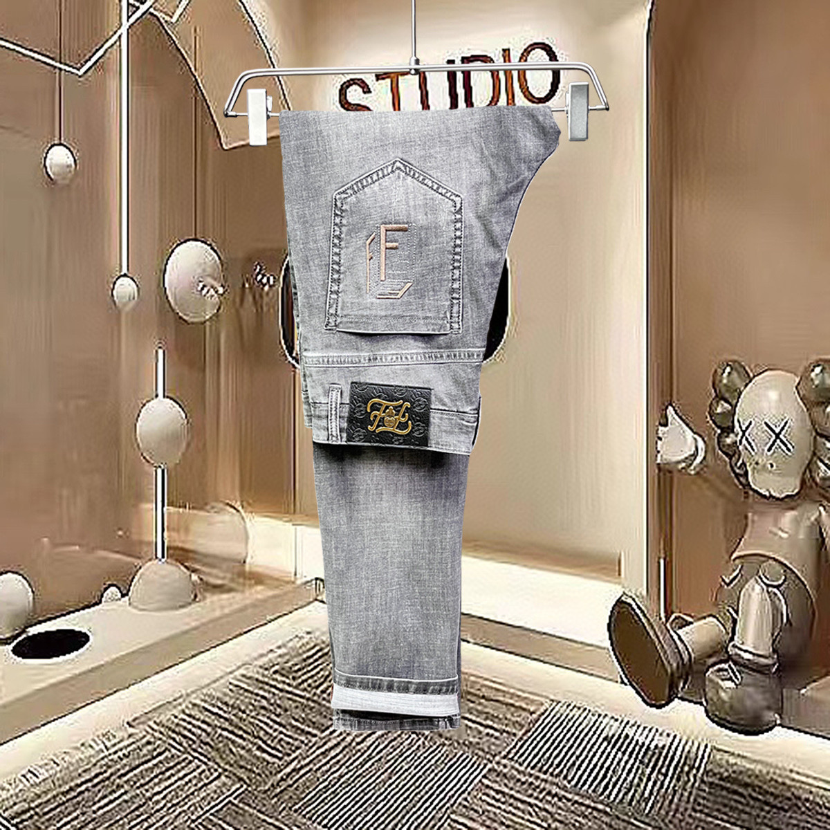 NO:128823,【Fendi】Simple and fashionable. The spring and summer jeans are very comfortable to wear, low-key and luxurious. They are very classy when worn. There is no need to say much about the style and cutting of the pants. The upper body is exquisite and vivid. The truly first-class quality is the true palace-grade casual pants, which are made of Turkey's cotton, produce the most famous tannin cloth. The quality is excellent, and the pants are soft after heavy washing!  Straight-footed style, not picky, the upper body is absolutely stylish, the waist is inlaid with silver jewelry, extremely luxurious. 29-38.,,fendi,jeans,alexander wang19860909【 芬迪】简约时尚 春夏牛仔裤身穿着非常舒适 低调不失奢华 穿出去非常有档次,裤型款式和裁剪亦无需多言 上身精致跃然.真正一等一顶级质料 真正殿堂级的休闲裤,选用土耳其的棉花 生产出最有名的单宁布 品质卓然,经过重水洗使得裤子很柔软！直脚的版型 不挑人 上身绝对的有型 裤腰镶嵌银饰达人设计 极度奢华.29-38.,,fendi,jeans,alexander wang,Men's clothing