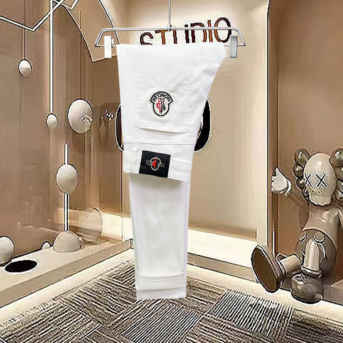 NO:128804,【彩结】Simple and fashionable. The spring and summer jeans are very comfortable to wear, low-key and luxurious. They are very classy when worn. There is no need to say much about the style and cutting of the pants. The upper body is exquisite and vivid. The truly first-class quality is the true palace-grade casual pants, which are made of Turkish cotton, produce the most famous tannin cloth. The quality is excellent, and the pants are soft after heavy washing!  Straight-footed style, not picky, the upper body is absolutely stylish, the waist is inlaid with silver jewelry, extremely luxurious. 29-38., Moncler, jeans, alexander wang19860909【 蒙口】简约时尚 春夏牛仔裤身穿着非常舒适 低调不失奢华 穿出去非常有档次,裤型款式和裁剪亦无需多言 上身精致跃然.真正一等一顶级质料 真正殿堂级的休闲裤,选用土耳其的棉花 生产出最有名的单宁布 品质卓然,经过重水洗使得裤子很柔软！直脚的版型 不挑人 上身绝对的有型 裤腰镶嵌银饰达人设计 极度奢华.29-38.,,Moncler,jeans,alexander wang,Men's clothing