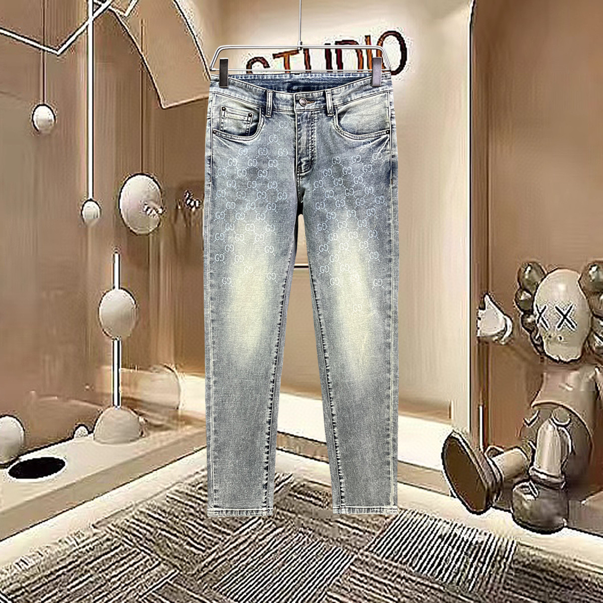 NO:128810,[Gucci] Simple and fashionable. The spring and summer jeans are very comfortable to wear, low-key and luxurious. They are very classy when worn. There is no need to say much about the style and cutting of the pants. The upper body is exquisite and vivid. The truly first-class quality is the real-class casual pants, which are made of Turkish cotton, produce the most famous tannin cloth. The quality is excellent, and the pants are soft after heavy washing!  Straight-footed style, not picky, the upper body is absolutely stylish, the waist is inlaid with silver jewelry, extremely luxurious. 29-38.,,gucci,jeans,alexander wang19860909【 古驰】简约时尚 春夏牛仔裤身穿着非常舒适 低调不失奢华 穿出去非常有档次,裤型款式和裁剪亦无需多言 上身精致跃然.真正一等一顶级质料 真正殿堂级的休闲裤,选用土耳其的棉花 生产出最有名的单宁布 品质卓然,经过重水洗使得裤子很柔软！直脚的版型 不挑人 上身绝对的有型 裤腰镶嵌银饰达人设计 极度奢华.29-38.,,gucci,jeans,alexander wang,Men's clothing