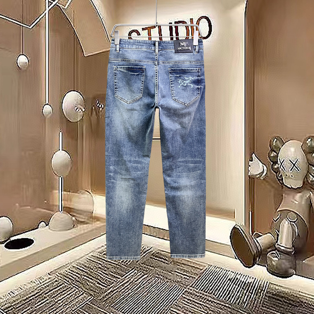 NO:128813,[Archaew Bird] Simple and fashionable. The spring and summer jeans are very comfortable to wear, low-key and luxurious. They are very classy when worn. There is no need to say much about the style and cutting of the pants. The upper body is exquisite and vivid. The truly first-class quality is the true palace-grade casual pants, which are made of Turkish cotton, produce the most famous tannin cloth. The quality is excellent, and the pants are soft after heavy washing!  Straight-footed style, not picky, the upper body is absolutely stylish, the waist is inlaid with silver jewelry, extremely luxurious. 29-38.,arc'teryx,jeans,alexander wang19860909【 始祖鸟】简约时尚 春夏牛仔裤身穿着非常舒适 低调不失奢华 穿出去非常有档次,裤型款式和裁剪亦无需多言 上身精致跃然.真正一等一顶级质料 真正殿堂级的休闲裤,选用土耳其的棉花 生产出最有名的单宁布 品质卓然,经过重水洗使得裤子很柔软！直脚的版型 不挑人 上身绝对的有型 裤腰镶嵌银饰达人设计 极度奢华.29-38.,arc'teryx,jeans,alexander wang,Men's clothing