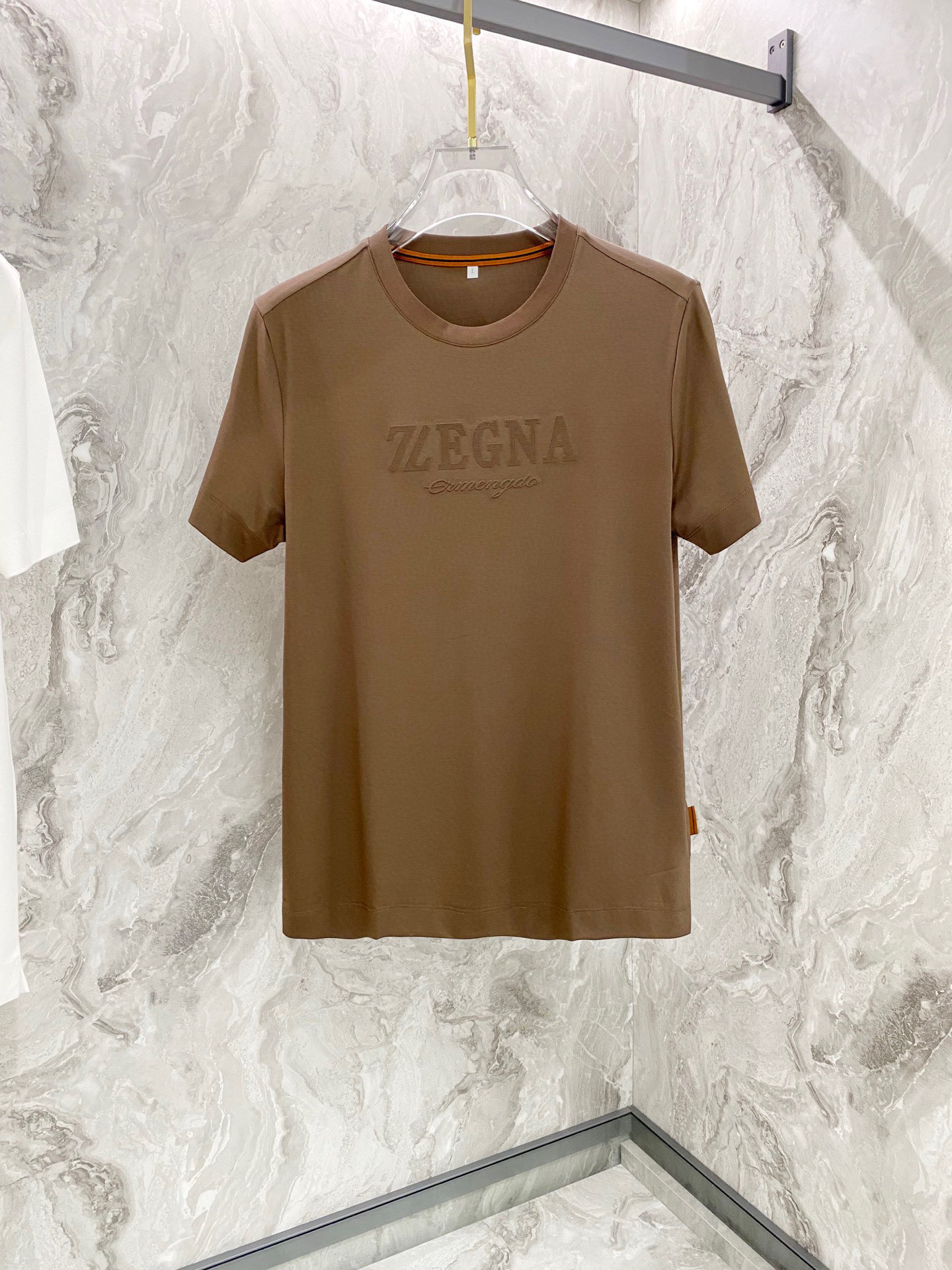 NO:128816,.Jenia 2025ss summer new classic round neck short sleeves, haute couture fabric, jade silk-like silky silk, fashionable single product design, more fashionable and comfortable, the upper body is very stylish, customer-supplied auxiliary materials, very delicate texture, exquisite details and exquisite craftsmanship, extremely shaping item, can be matched with any fashion, super good style, business and casual essential items, color black, white, brown Size M-4XL, zegna, T-shirt, alexander wang19860909.杰尼亚2025ss夏季新款经典圆领短袖,高定面料,玉蚕丝般的丝滑,时尚单品设计,更加时尚舒适,上身非常有型, 客供辅料,质感非常细腻,细节工艺精湛考究,塑造性极高的一款单品,任何时装都可以搭配,版型超级好 商务休闲必备单品 颜色黑色,白色,棕色 尺码M-4XL,,zegna,T-shirt,alexander wang,Men's clothing