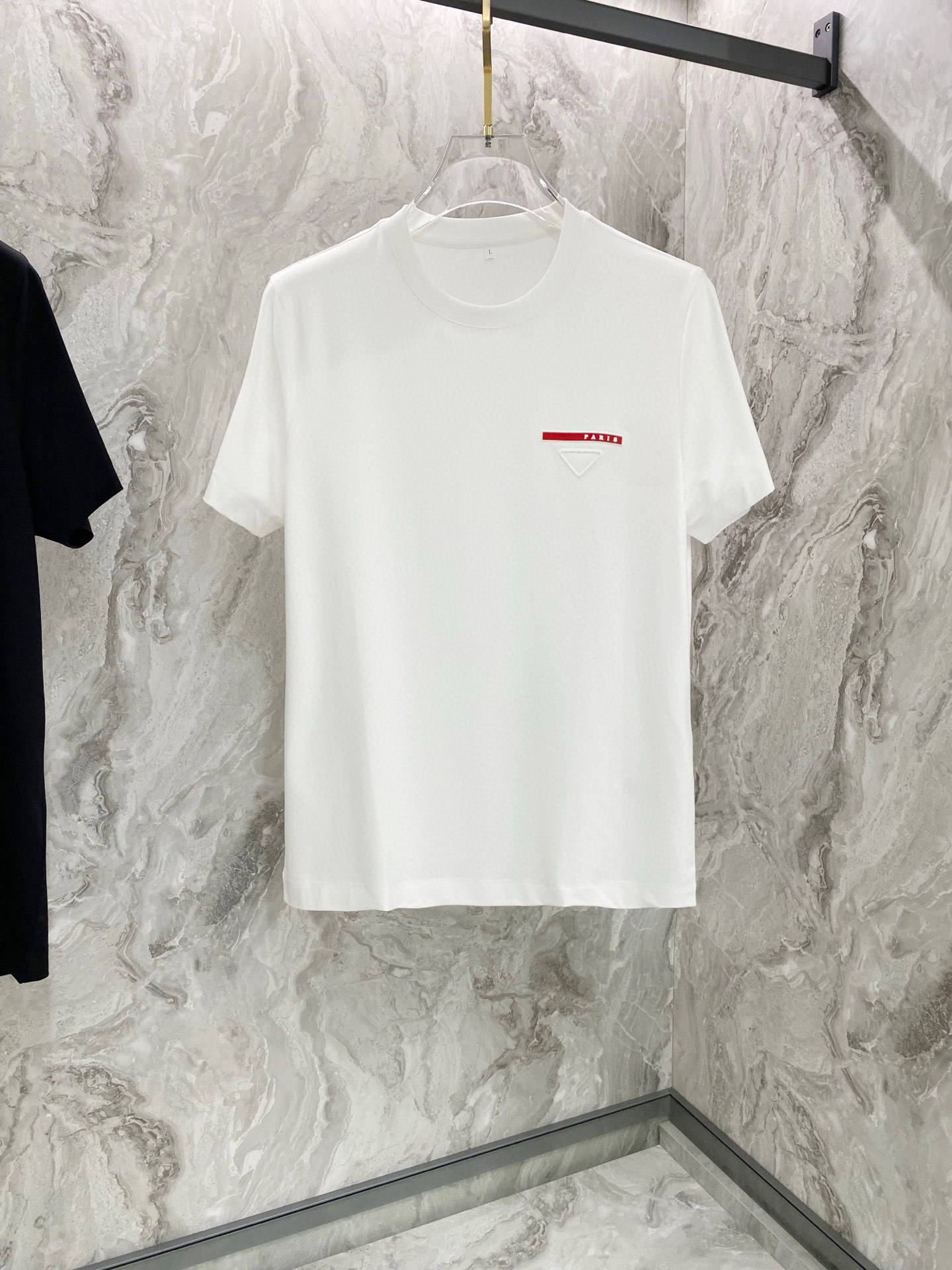 NO:128819,.Prada 2025ss summer new classic round neck short sleeves, haute couture fabric, jade silk-like silky silk, fashionable single product design, more fashionable and comfortable, the upper body is very stylish, customer-supplied auxiliary materials, very delicate texture, exquisite details and exquisite craftsmanship, extremely shaping item, can be matched with any fashion, and the style is super good. A must-have item for business and casual color black and white Size M-3XL, prada, T-shirt, alexander wang19860909.普拉达2025ss夏季新款经典圆领短袖,高定面料,玉蚕丝般的丝滑,时尚单品设计,更加时尚舒适,上身非常有型, 客供辅料,质感非常细腻,细节工艺精湛考究,塑造性极高的一款单品,任何时装都可以搭配,版型超级好 商务休闲必备单品 颜色黑色,白色 尺码M-3XL,,prada,T-shirt,alexander wang,Men's clothing