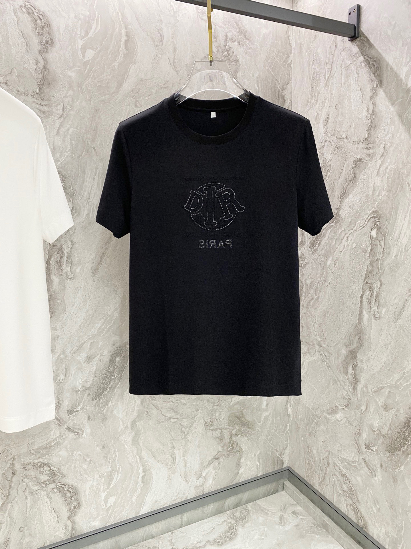 NO:128822,.Dior2025ss summer new classic round neck short sleeves, haute couture fabric, silky silky like jade, fashionable single product design, more fashionable and comfortable, the upper body is very stylish, customer-supplied auxiliary materials, very delicate texture, exquisite details and exquisite craftsmanship, extremely shaping item, can be matched with any fashion, and the style is super good. A must-have item for business and casual color black and white Size M-4XL,,dior,T-shirt,alexander wang19860909.Dior2025ss夏季新款经典圆领短袖,高定面料,玉蚕丝般的丝滑,时尚单品设计,更加时尚舒适,上身非常有型, 客供辅料,质感非常细腻,细节工艺精湛考究,塑造性极高的一款单品,任何时装都可以搭配,版型超级好 商务休闲必备单品 颜色黑色,白色 尺码M-4XL,,dior,T-shirt,alexander wang,Men's clothing