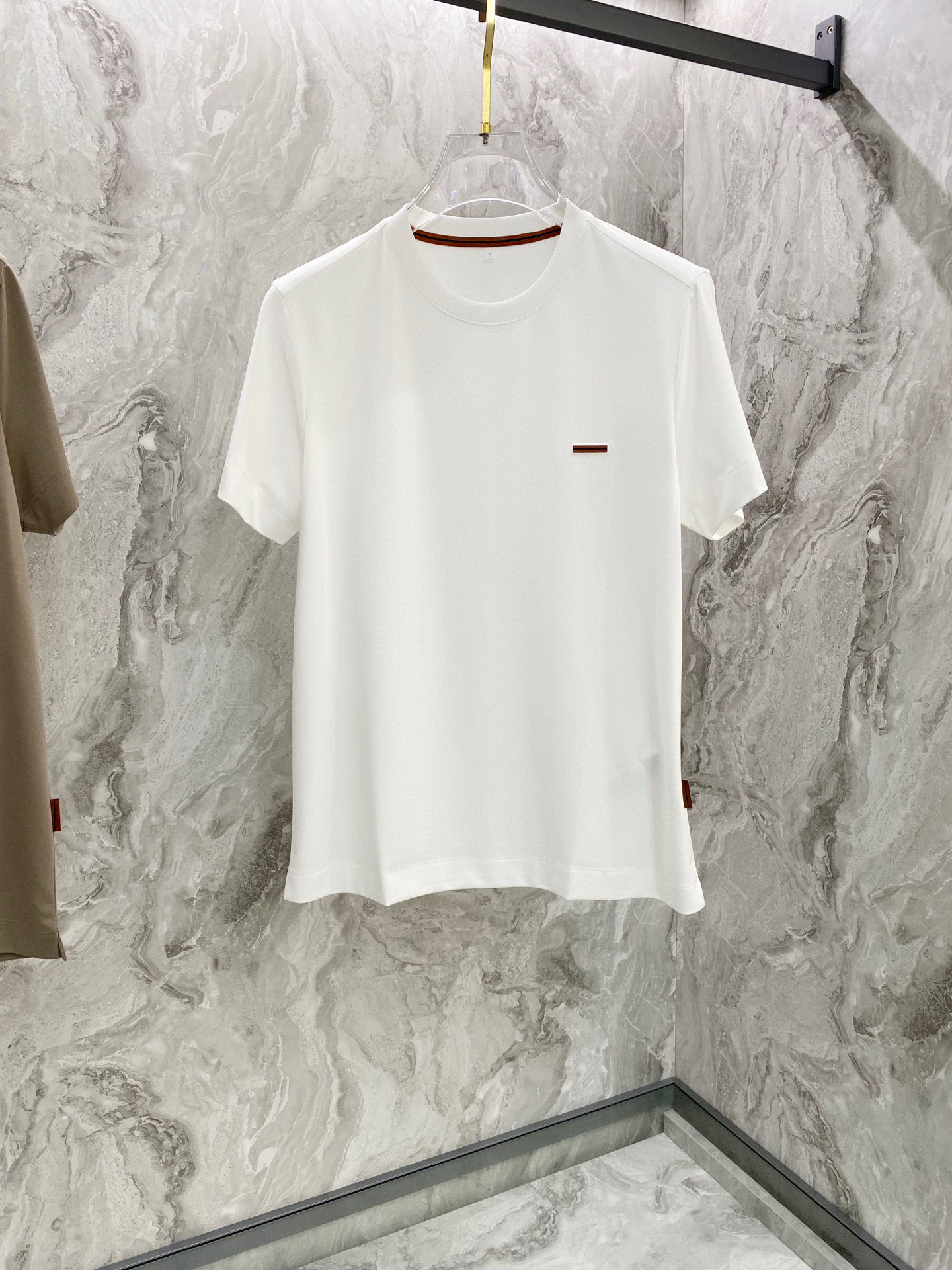 NO:128825,.Jenia 2025ss summer new classic round neck short sleeves, haute couture fabric, jade silk-like silky silk, fashionable single product design, more fashionable and comfortable, the upper body is very stylish, customer-supplied auxiliary materials, very delicate texture, exquisite details and exquisite craftsmanship, extremely shaping item, can be matched with any fashion, super good style, business and casual essential items, color black, white, brown Size M-4XL, zegna, T-shirt, alexander wang19860909.杰尼亚2025ss夏季新款经典圆领短袖,高定面料,玉蚕丝般的丝滑,时尚单品设计,更加时尚舒适,上身非常有型, 客供辅料,质感非常细腻,细节工艺精湛考究,塑造性极高的一款单品,任何时装都可以搭配,版型超级好 商务休闲必备单品 颜色黑色,白色,棕色 尺码M-4XL,,zegna,T-shirt,alexander wang,Men's clothing