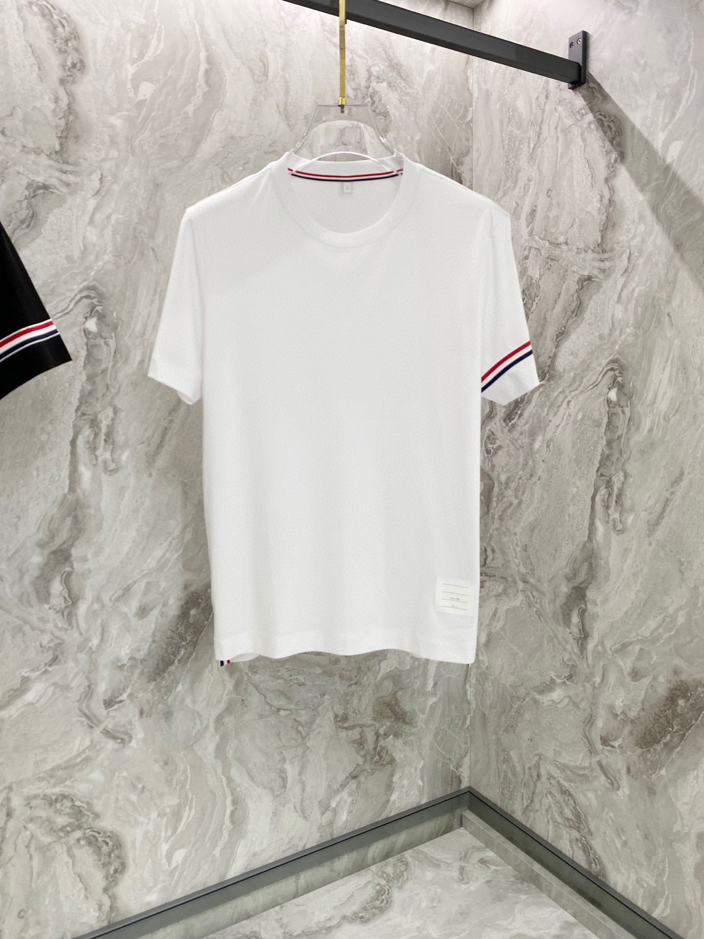 NO:128828,TB 2025ss summer new classic round neck short sleeves, haute couture fabric, jade silk-like silky silk, fashionable single product design, more fashionable and comfortable, the upper body is very stylish, customer-supplied auxiliary materials, very delicate texture, exquisite details and exquisite craftsmanship, extremely shaping item, can be matched with any fashion, super good style, business and casual essential items, color black and white Size M-3XL,, T-shirt, alexander wang19860909TB 2025ss夏季新款经典圆领短袖,高定面料,玉蚕丝般的丝滑,时尚单品设计,更加时尚舒适,上身非常有型, 客供辅料,质感非常细腻,细节工艺精湛考究,塑造性极高的一款单品,任何时装都可以搭配,版型超级好 商务休闲必备单品 颜色黑色,白色 尺码M-3XL,,T-shirt,alexander wang,Men's clothing