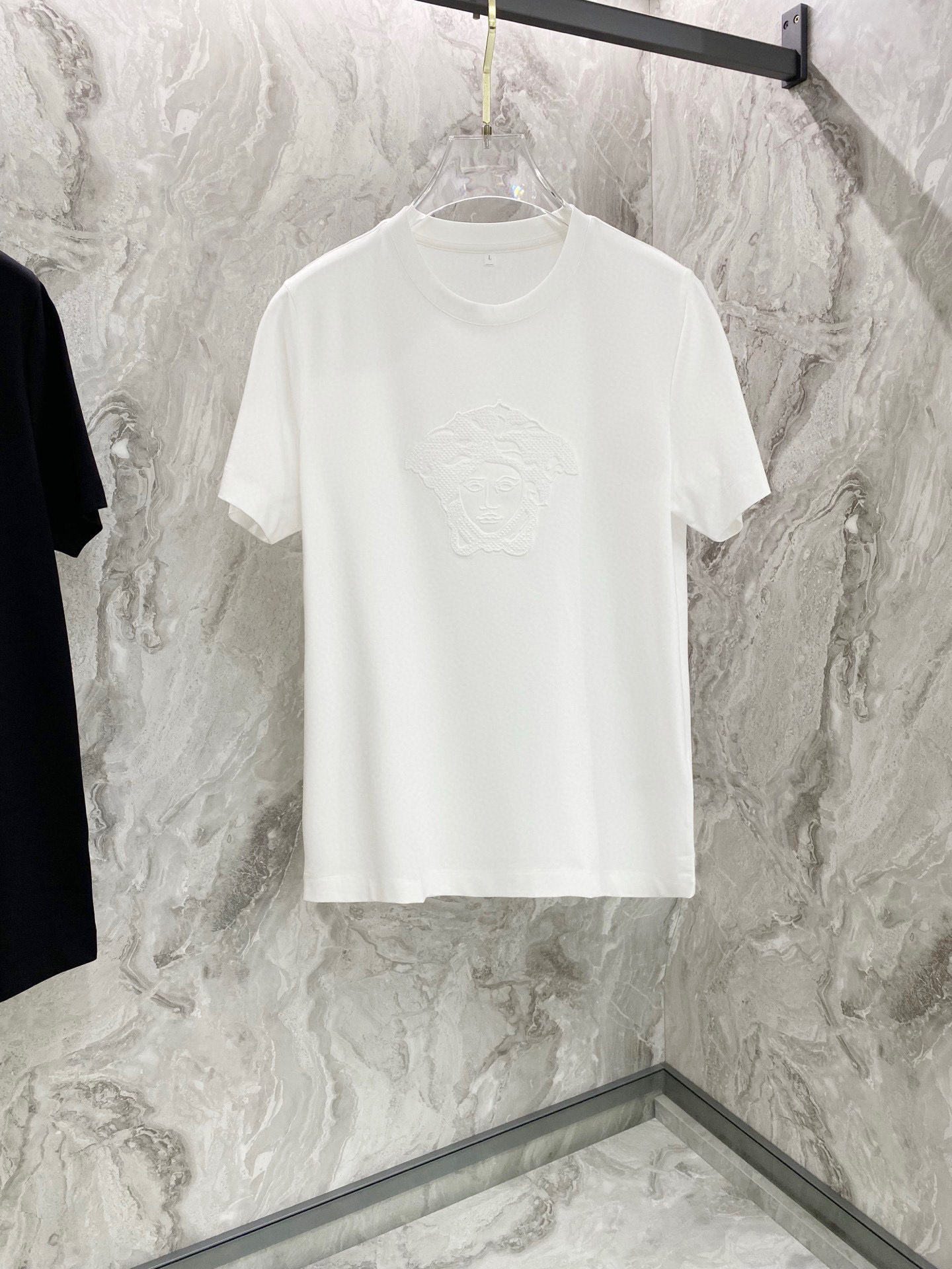 NO:128830,.Versace2025ss summer new classic round neck short sleeves, haute couture fabric, silky silky like jade, fashionable single product design, more fashionable and comfortable, the upper body is very stylish, customer-supplied auxiliary materials, very delicate texture, exquisite details and exquisite craftsmanship, extremely shaping item, can be matched with any fashion, and the style is super good. Business and casual essential items. Color black and white Size M-3XL, versace, T-shirt, alexander wang19860909.Versace2025ss夏季新款经典圆领短袖,高定面料,玉蚕丝般的丝滑,时尚单品设计,更加时尚舒适,上身非常有型, 客供辅料,质感非常细腻,细节工艺精湛考究,塑造性极高的一款单品,任何时装都可以搭配,版型超级好 商务休闲必备单品 颜色黑色,白色 尺码M-3XL,,versace,T-shirt,alexander wang,Men's clothing