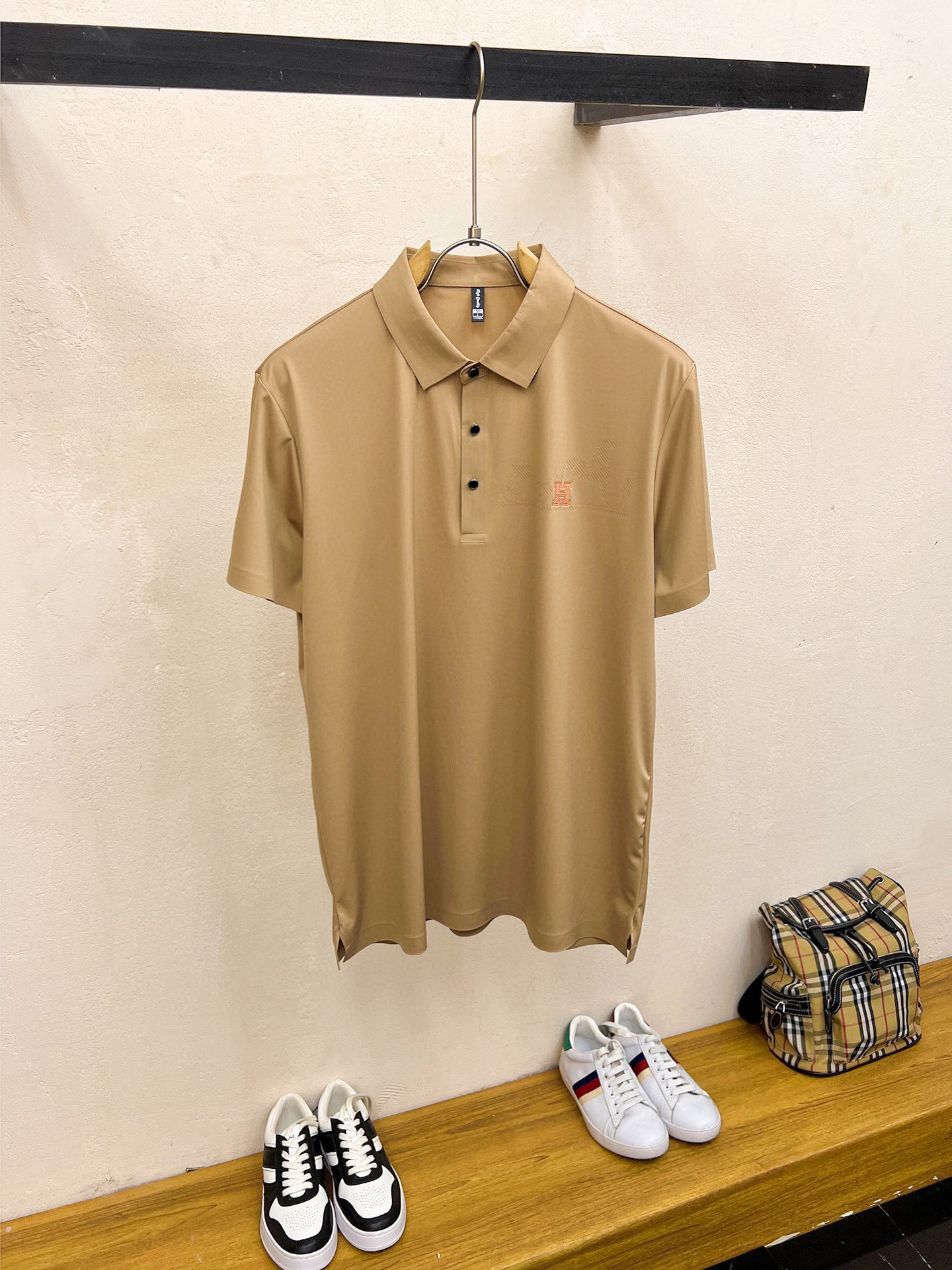 NO:128831,.【Hermes】 Fashionable and simple short-sleeved T-shirt is famous for its simple and delicate design and high-quality details, perfect cut, and the latest British hanging dot and line technology after the label is more perfect, the materials are meticulous, suitable for any occasion, excellent feel, comfortable and breathable! It is the choice of men who focus on practicality and quality. Original quality, official website synchronous [strong]. New model is available for sale immediately, and there are large products [handshake] 174 140 catties, wear L, maximum wear 190 catties. M-3XL.,, hermes, T-shirt,tees, t-shirt,alexander wang19860909.【 爱马仕】 时尚简约 短袖T恤 简洁细腻的设计和高质细节而闻名,裁剪完美,后标最新英国吊点线技术,更加完美,用料一丝不苟,适合任何场合, 手感极佳 舒服又透气! 是注重实用和品质的男士的选择.原單品質 官網同步[强].新款上市 即转即卖 有大货[握手] 174 140斤 穿L 最大穿190斤.M-3XL.,,hermes,T-shirt,tees，t-shirt,alexander wang,Men's clothing