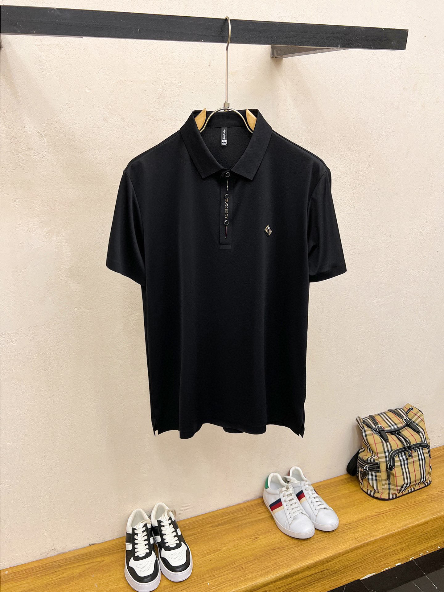 NO:128833,.【Burberry】Stylish and simple short-sleeved T-shirt is famous for its simple and delicate design and high-quality details, perfect cut, and the latest British hanging dot and line technology after the label is more perfect, the materials are meticulous, suitable for any occasion, excellent feel, comfortable and breathable! It is the choice of men who focus on practicality and quality. Original quality, official website synchronous [strong]. New model is available for sale immediately, and there are large products [handshake] 174 140 catties, wear L, maximum wear 190 catties. M-3XL.,,burberry,T-shirt,tees,t-shirt,alexander wang19860909.【 巴宝莉】 时尚简约 短袖T恤 简洁细腻的设计和高质细节而闻名,裁剪完美,后标最新英国吊点线技术,更加完美,用料一丝不苟,适合任何场合, 手感极佳 舒服又透气! 是注重实用和品质的男士的选择.原單品質 官網同步[强].新款上市 即转即卖 有大货[握手] 174 140斤 穿L 最大穿190斤.M-3XL.,,burberry,T-shirt,tees，t-shirt,alexander wang,Men's clothing