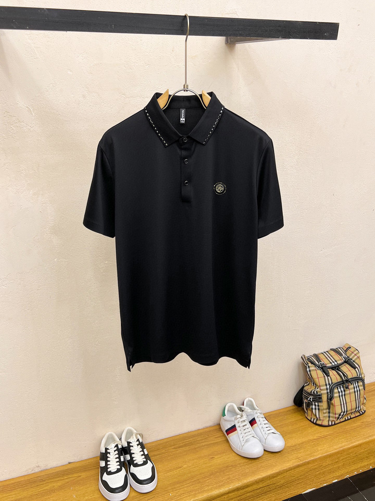 NO:128835,.【LV】Stylish and simple short-sleeved T-shirt is famous for its simple and delicate design and high-quality details, perfect cut, and the latest British hanging dot and line technology after the label is more perfect, the materials are meticulous, suitable for any occasion, excellent feel, comfortable and breathable! It is the choice of men who focus on practicality and quality. Original quality, official website synchronous [strong]. New model is available for sale immediately, and there are large products [handshake] 174 140 catties, wear L, wear 190 catties. M-3XL.,,louis vuitton, T-shirt,tees, t-shirt,alexander wang19860909.【 LV】 时尚简约 短袖T恤 简洁细腻的设计和高质细节而闻名,裁剪完美,后标最新英国吊点线技术,更加完美,用料一丝不苟,适合任何场合, 手感极佳 舒服又透气! 是注重实用和品质的男士的选择.原單品質 官網同步[强].新款上市 即转即卖 有大货[握手] 174 140斤 穿L 最大穿190斤.M-3XL.,,louis vuitton,T-shirt,tees，t-shirt,alexander wang,Men's clothing