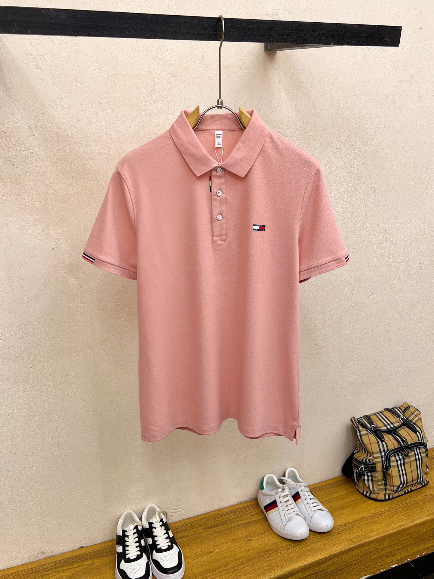 NO:128837,.【Tommy】Stylish and simple short-sleeved T-shirt is famous for its simple and delicate design and high-quality details, perfect cut, and the latest British hanging dot and line technology after the label is more perfect, the materials are meticulous, suitable for any occasion, excellent feel, comfortable and breathable! It is the choice of men who focus on practicality and quality. Original quality, official website synchronized [strong]. New model is available for sale immediately, available in large quantities [handshake] 174 140 catties, wear L, maximum wear 190 catties. M-3XL.,,T-shirt,tees,t-shirt,alexander wang19860909.【 汤米】 时尚简约 短袖T恤 简洁细腻的设计和高质细节而闻名,裁剪完美,后标最新英国吊点线技术,更加完美,用料一丝不苟,适合任何场合, 手感极佳 舒服又透气! 是注重实用和品质的男士的选择.原單品質 官網同步[强].新款上市 即转即卖 有大货[握手] 174 140斤 穿L 最大穿190斤.M-3XL.,,T-shirt,tees，t-shirt,alexander wang,Men's clothing