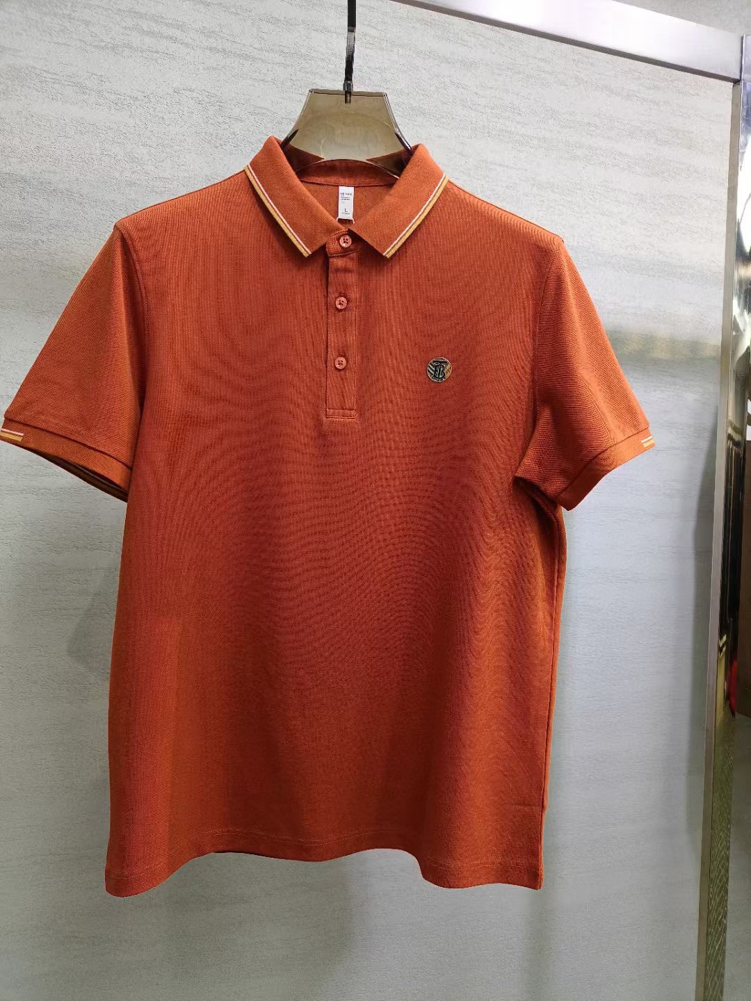 NO:128841,.【Burberry】Stylish and simple short-sleeved T-shirt is famous for its simple and delicate design and high-quality details, perfect cut, and the latest British hanging dot and line technology after the label is more perfect, the materials are meticulous, suitable for any occasion, excellent feel, comfortable and breathable! It is the choice of men who focus on practicality and quality. Original quality, official website synchronous [strong]. New model is available for sale immediately, and there are large products [handshake] 174 140 catties, wear L, maximum wear 190 catties. M-3XL.,,burberry,T-shirt,tees,t-shirt,alexander wang19860909.【 巴宝莉】 时尚简约 短袖T恤 简洁细腻的设计和高质细节而闻名,裁剪完美,后标最新英国吊点线技术,更加完美,用料一丝不苟,适合任何场合, 手感极佳 舒服又透气! 是注重实用和品质的男士的选择.原單品質 官網同步[强].新款上市 即转即卖 有大货[握手] 174 140斤 穿L 最大穿190斤.M-3XL.,,burberry,T-shirt,tees，t-shirt,alexander wang,Men's clothing