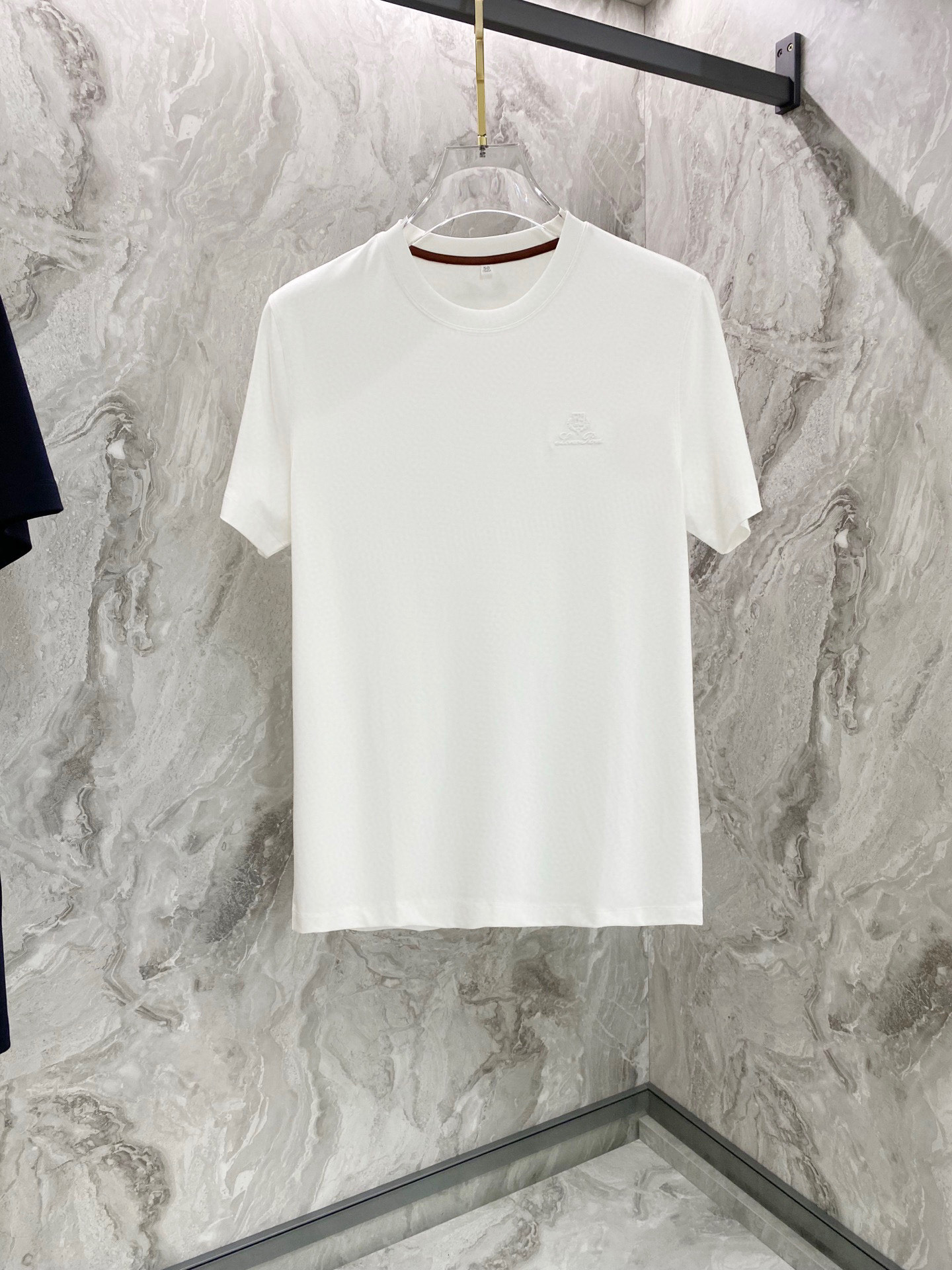 NO:130543,.LP summer new classic round neck short sleeves, haute couture fabric, silky silky like jade, fashionable single product design, more fashionable and comfortable, the upper body is very stylish, customer-supplied auxiliary materials, very delicate texture, exquisite details and exquisite craftsmanship, extremely shaping item, can be matched with any fashion, super good style, business and casual essential items, color black, white, blue Size M-4XL,,loro piano, T-shirt,alexander wang19860909.LP 夏季新款经典圆领短袖,高定面料,玉蚕丝般的丝滑,时尚单品设计,更加时尚舒适,上身非常有型, 客供辅料,质感非常细腻,细节工艺精湛考究,塑造性极高的一款单品,任何时装都可以搭配,版型超级好 商务休闲必备单品 颜色黑色,白色,蓝色 尺码M-4XL,,loro piana,T-shirt,alexander wang,Men's clothing