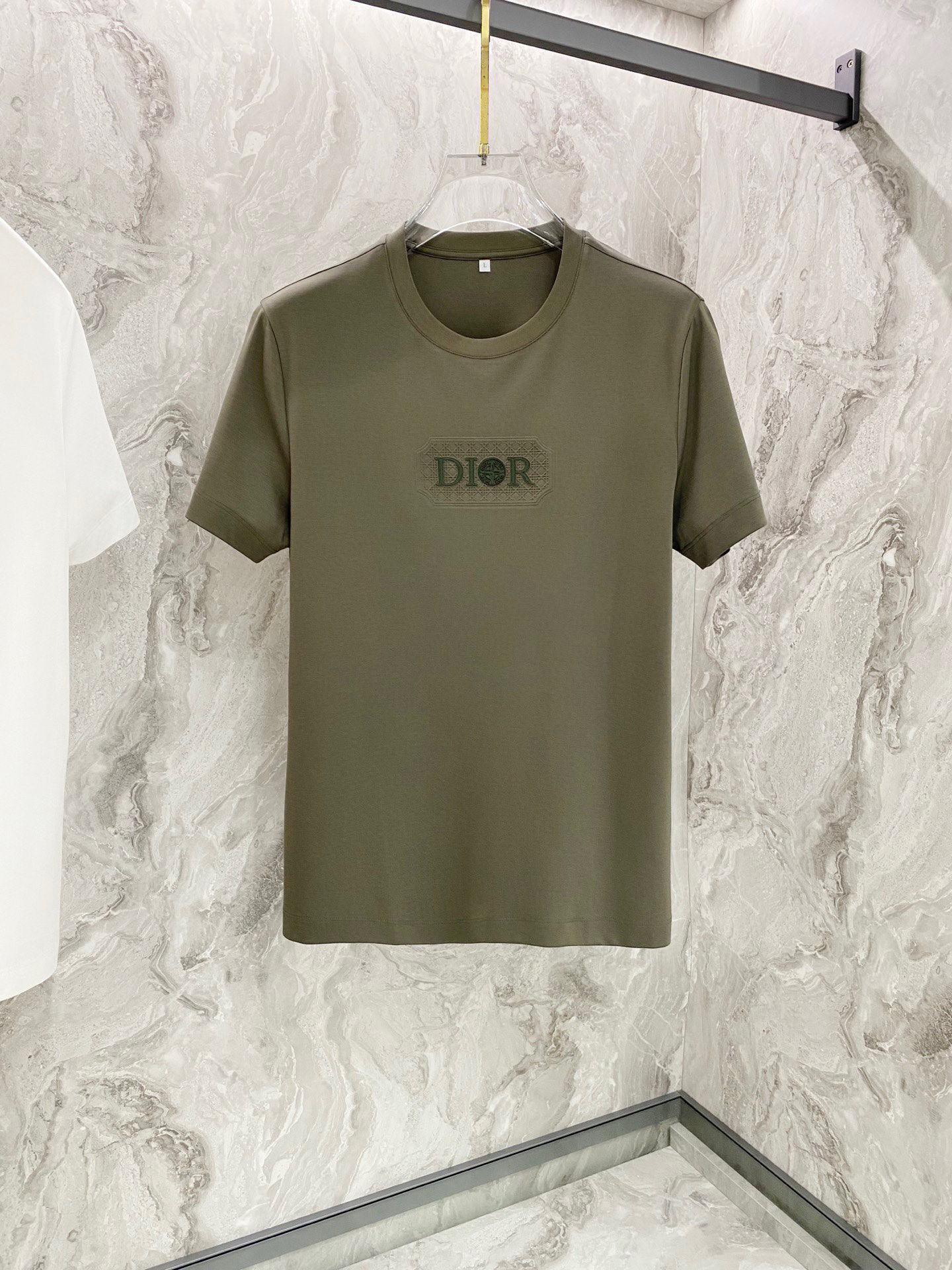 NO:130546,.Dior2025ss summer new classic round neck short sleeves, haute couture fabric, silky silky like jade, fashionable single product design, more fashionable and comfortable, the upper body is very stylish, customer-supplied auxiliary materials, very delicate texture, exquisite details and exquisite craftsmanship, extremely shaping item, can be matched with any fashion, and the style is super good. Business and casual essential items. Color black, white, green Size M-4XL,,dior,T-shirt,alexander wang19860909.Dior2025ss夏季新款经典圆领短袖,高定面料,玉蚕丝般的丝滑,时尚单品设计,更加时尚舒适,上身非常有型, 客供辅料,质感非常细腻,细节工艺精湛考究,塑造性极高的一款单品,任何时装都可以搭配,版型超级好 商务休闲必备单品 颜色黑色,白色,绿色 尺码M-4XL,,dior,T-shirt,alexander wang,Men's clothing