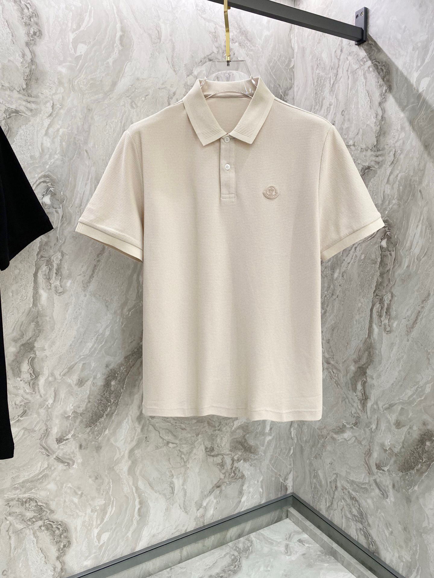 NO:130549,No.MONCLER2025ss summer new chest brand logo men's lapel Polo shirt!  Classic business men's style, high-end men's style at the ceiling level of business men's style!  Simple, fashionable and elegant, single-wearing inner wear is decent, quality control/detail control takes away, low-key, luxurious and connotative!  Customer-supplied fixed mesh flooring cotton cloth is carefully made, the surface of the fabric is evenly arranged and neatly arranged, with excellent breathability and heat dissipation and sweat resistance, and the comfort level of the upper body is completely better than that of ordinary single-sided sweat cloth tissue!  The classic brand LOGO logo on the chest is created with top-level craftsmanship. The LOGO has three-dimensional, clear and full texture, and is an extraordinary product in the classic field whether it is inner wear or single wear!  The exquisite cutting process, the processing of every detail is very standard and delicate, and it is comparable to that of ordinary LOW products on the market. Men must enter the basic versatile Polo shirts!  Color black Apricot Size M-3XL, christian louboutin,alexander wang19860909没.MONCLER2025ss夏季新款胸前品牌logo男士翻领Polo衫！经典商务男款,高端男装的天花板级别的商务男款！简约时尚大气不失优雅,单穿内搭体面过人,品质控/细节控的闭眼带走,低调又奢华有内涵！ 客供定织网眼珠地棉布精心制成,面料表面排列均匀整齐的网眼纹理,透气性和散热排汗性极佳,上身舒适程度完全优于普通单面汗布组织！胸前经典的品牌LOGO标识,采用顶级工艺打造,LOGO立体清晰饱满,质感非凡的特质,无论是内搭还是单穿都是一款经典领域的产品！精妙绝伦的裁剪工艺,每一个细节处理的非常标准细腻,非市面一般LOW货可以媲美的,男士必入基础百搭款Polo衫推荐！ 颜色黑色 杏色 尺码M-3XL,,christian louboutin,alexander wang,Men's clothing