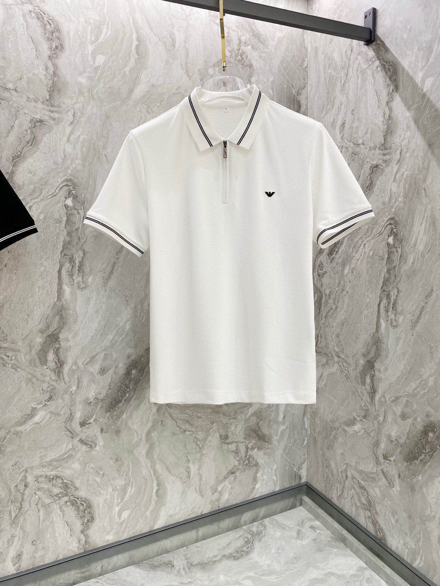 NO:130552,.Armani*Armani 2025ss summer new brand logo men's lapel Polo shirt!  Classic business men's style, high-end men's style at the ceiling level of business men's style!  Simple, fashionable and elegant, single-wearing inner wear is decent, quality control/detail control takes away, low-key, luxurious and connotative!  Customer-supplied fixed mesh flooring cotton cloth is carefully made, the surface of the fabric is evenly arranged and neatly arranged, with excellent breathability and heat dissipation and sweat resistance, and the comfort level of the upper body is completely better than that of ordinary single-sided sweat cloth tissue!  The brand letter LOGO logo with the classic collar is created with top-level craftsmanship. The LOGO has three-dimensional, clear and full texture, and is an extraordinary product in the classic field whether it is inner wear or single wear!  The exquisite cutting process, the processing of every detail is very standard and delicate, and it is comparable to that of ordinary LOW products on the market. Men must enter the basic versatile Polo shirts!  Color black white Size M-4XL, Armani, Armani, alexander wang19860909.Armani*阿玛尼2025ss夏季新款品牌logo男士翻领Polo衫！经典商务男款,高端男装的天花板级别的商务男款！简约时尚大气不失优雅,单穿内搭体面过人,品质控/细节控的闭眼带走,低调又奢华有内涵！ 客供定织网眼珠地棉布精心制成,面料表面排列均匀整齐的网眼纹理,透气性和散热排汗性极佳,上身舒适程度完全优于普通单面汗布组织！衣领经典的品牌字母LOGO标识,采用顶级工艺打造,LOGO立体清晰饱满,质感非凡的特质,无论是内搭还是单穿都是一款经典领域的产品！精妙绝伦的裁剪工艺,每一个细节处理的非常标准细腻,非市面一般LOW货可以媲美的,男士必入基础百搭款Polo衫推荐！ 颜色黑色 白色 尺码M-4XL,,armani,armani,alexander wang,Men's clothing