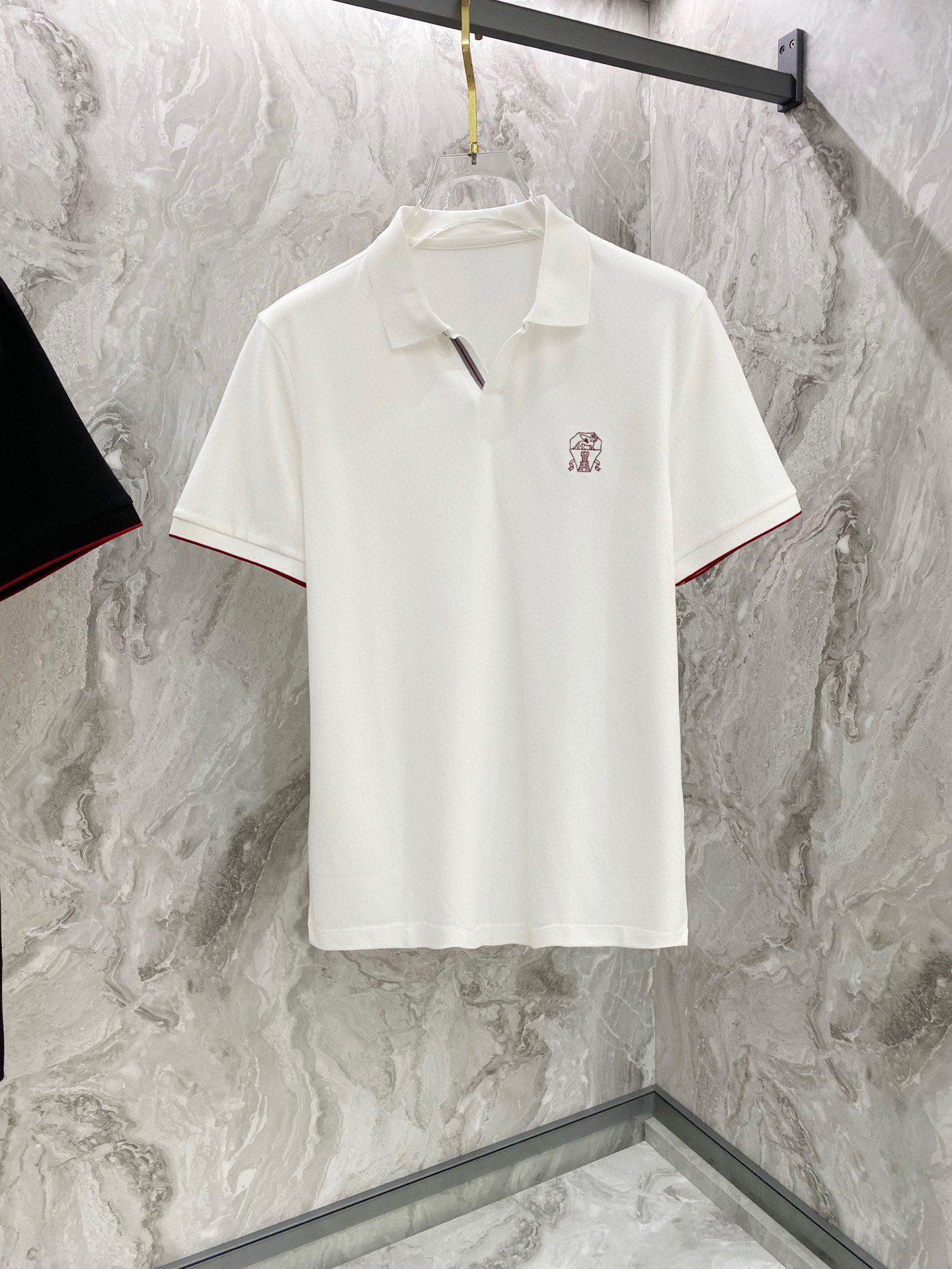 NO:130555,BC 2025ss summer new brand classic men's lapel Polo shirt!  Classic business men's style, high-end men's style at the ceiling level of business men's style!  Simple, fashionable and elegant, single-wearing inner wear is decent, quality control/detail control takes away, low-key, luxurious and connotative!  Customer-supplied fixed mesh flooring cotton cloth is carefully made, the surface of the fabric is evenly arranged and neatly arranged, with excellent breathability and heat dissipation and sweat resistance, and the comfort level of the upper body is completely better than that of ordinary single-sided sweat cloth tissue!  The brand letter LOGO logo with the classic collar is created with top-level craftsmanship. The LOGO has three-dimensional, clear and full texture, and is an extraordinary product in the classic field whether it is inner wear or single wear!  The exquisite cutting process, the processing of every detail is very standard and delicate, and it is comparable to that of ordinary LOW products on the market. Men must enter the basic versatile Polo shirts!  Color black white Size M-3XL, alexander wang19860909BC 2025ss夏季新款品牌经典男士翻领Polo衫！经典商务男款,高端男装的天花板级别的商务男款！简约时尚大气不失优雅,单穿内搭体面过人,品质控/细节控的闭眼带走,低调又奢华有内涵！ 客供定织网眼珠地棉布精心制成,面料表面排列均匀整齐的网眼纹理,透气性和散热排汗性极佳,上身舒适程度完全优于普通单面汗布组织！衣领经典的品牌字母LOGO标识,采用顶级工艺打造,LOGO立体清晰饱满,质感非凡的特质,无论是内搭还是单穿都是一款经典领域的产品！精妙绝伦的裁剪工艺,每一个细节处理的非常标准细腻,非市面一般LOW货可以媲美的,男士必入基础百搭款Polo衫推荐！ 颜色黑色 白色 尺码M-3XL,,alexander wang,Men's clothing