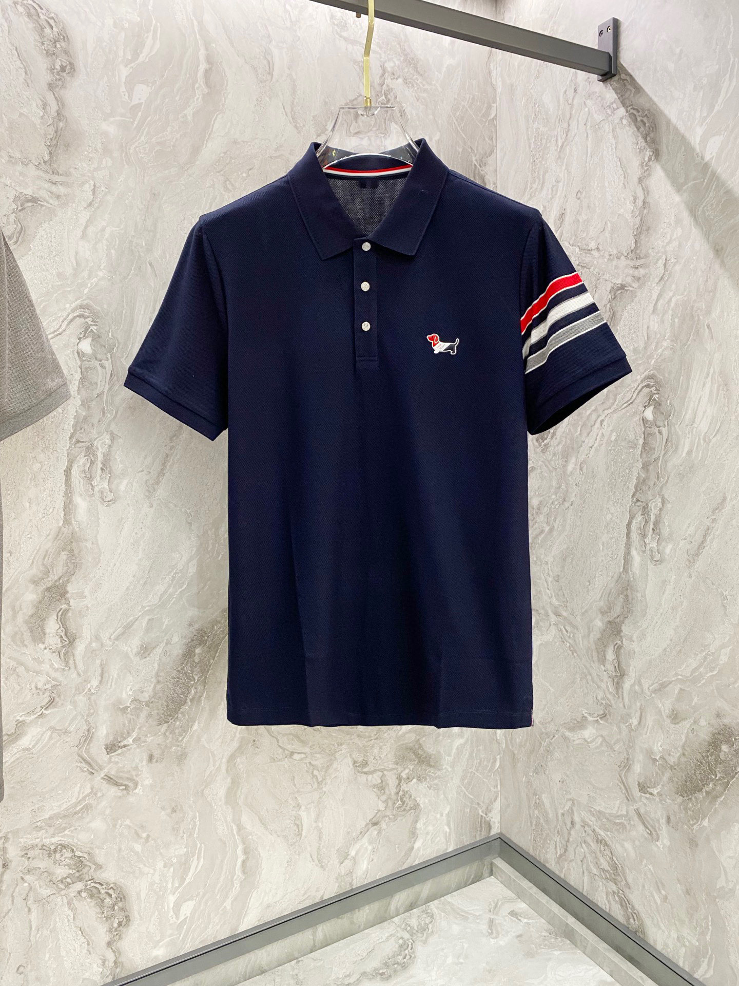 NO:130556,TB 2025ss summer new brand classic men's lapel Polo shirt!  Classic business men's style, high-end men's style at the ceiling level of business men's style!  Simple, fashionable and elegant, single-wearing inner wear is decent, quality control/detail control takes away, low-key, luxurious and connotative!  Customer-supplied fixed mesh flooring cotton cloth is carefully made, the surface of the fabric is evenly arranged and neatly arranged, with excellent breathability and heat dissipation and sweat resistance, and the comfort level of the upper body is completely better than that of ordinary single-sided sweat cloth tissue!  The brand letter LOGO logo with the classic collar is created with top-level craftsmanship. The LOGO has three-dimensional, clear and full texture, and is an extraordinary product in the classic field whether it is inner wear or single wear!  The exquisite cutting process, the processing of every detail is very standard and delicate, and it is comparable to that of ordinary LOW products on the market. Men must enter the basic versatile Polo shirts!  Color gray blue Size M-3XL, alexander wang19860909TB 2025ss夏季新款品牌经典男士翻领Polo衫！经典商务男款,高端男装的天花板级别的商务男款！简约时尚大气不失优雅,单穿内搭体面过人,品质控/细节控的闭眼带走,低调又奢华有内涵！ 客供定织网眼珠地棉布精心制成,面料表面排列均匀整齐的网眼纹理,透气性和散热排汗性极佳,上身舒适程度完全优于普通单面汗布组织！衣领经典的品牌字母LOGO标识,采用顶级工艺打造,LOGO立体清晰饱满,质感非凡的特质,无论是内搭还是单穿都是一款经典领域的产品！精妙绝伦的裁剪工艺,每一个细节处理的非常标准细腻,非市面一般LOW货可以媲美的,男士必入基础百搭款Polo衫推荐！ 颜色灰色 蓝色 尺码M-3XL,,alexander wang,Men's clothing