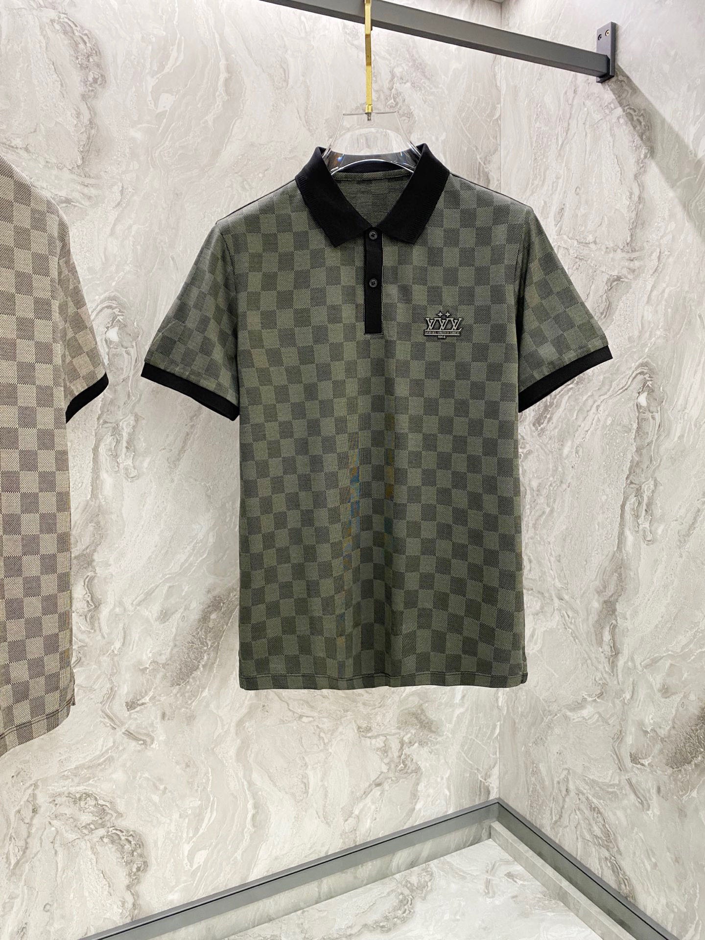 NO:130539,.LV 2025ss summer new classic checkerboard men's lapel Polo shirt!  Classic business men's style, high-end men's style at the ceiling level of business men's style!  Simple, fashionable and elegant, single-wearing inner wear is decent, quality control/detail control takes away, low-key, luxurious and connotative!  Customer-supplied fixed mesh flooring cotton cloth is carefully made, the surface of the fabric is evenly arranged and neatly arranged, with excellent breathability and heat dissipation and sweat resistance, and the comfort level of the upper body is completely better than that of ordinary single-sided sweat cloth tissue!  The classic brand logo on the chest is created with top-level craftsmanship, the LOGO has three-dimensional, clear and full texture, and is an extraordinary product in the classic field whether it is inner wear or single wear!  The exquisite cutting process, the processing of every detail is very standard and delicate, and it is comparable to that of ordinary LOW products on the market. Men must enter the basic versatile Polo shirts!  Color card color, green Size M-3XL, louis vuitton,alexander wang19860909.LV 2025ss夏季新款经典棋盘格男士翻领Polo衫！经典商务男款,高端男装的天花板级别的商务男款！简约时尚大气不失优雅,单穿内搭体面过人,品质控/细节控的闭眼带走,低调又奢华有内涵！ 客供定织网眼珠地棉布精心制成,面料表面排列均匀整齐的网眼纹理,透气性和散热排汗性极佳,上身舒适程度完全优于普通单面汗布组织！胸前经典的品牌标识,采用顶级工艺打造,LOGO立体清晰饱满,质感非凡的特质,无论是内搭还是单穿都是一款经典领域的产品！精妙绝伦的裁剪工艺,每一个细节处理的非常标准细腻,非市面一般LOW货可以媲美的,男士必入基础百搭款Polo衫推荐！ 颜色卡色,绿色 尺码M-3XL,,louis vuitton,alexander wang,Men's clothing