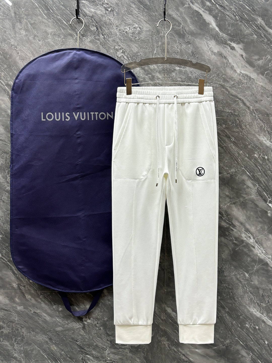 NO:130544,LV# 2025 Spring and Summer casual pants are a new interpretation of aesthetics, interpreting a strong style of style, with a strong sense of detail and design. The classic brand logo is used as a color combination to interpret classic brand fashion, adding luster to the overall shape. Imported fabrics are soft and comfortable. The inner woven surface is flat and has excellent comfort, simple and unique charm. European trade channels, Italian overseas warehouse straight hair, and overseas boutique limited sales. The new casual and fashionable sweatpants in spring and summer, this sweatpants adopt the design of a big brand to create a fashionable and trendy style, with exquisite details and in place, showing super high quality.  The trousers are decorated with iconic brand logos, highlighting the brand style, creating fashionable and diverse styles. Imported fabrics are carefully crafted, soft and comfortable, and are skin-friendly and warm. They are a pair of pants that are comfortable at home and out. You can go out with a casual jacket and sweatshirt~ Color black and white Size: M L XL 2XL 3XL M size waist 74-Hip circumference 98-Pants length 99-Feet 21 L size waist 78-Hip circumference 102-Pants length 99-Feet 22 XL size waist 82-Hip circumference 106-Pants length 100-Feet 23 2XL size waist 86-Hip circumference-110-Pants length 101-Feet 24 3XL size waist 90-Hip circumference 114-Pants length 102-Feet 25,,louis  vuitton, hoodie, sweatshirts, jackets & coats, alexander wang19860909LV# 2025 春夏休闲裤子 美学的焕新诠释,演绎浓郁的格调型时尚风范,细节感和设计感强悍.经典品牌标识做为色彩搭配,演绎经典的品牌时尚,为整体造型增光添彩.进口面料,柔软舒适.内里织面平整 舒适度极佳,简洁而富有独特魅力. 欧洲贸易渠道,意大利海外仓直发,海外精品限定销售.25春夏新款休闲时尚卫裤,这款卫裤采用大牌的设计打造时尚潮流感,细节处理精致到位,展现超高的品质. 裤身上点缀标志性品牌标识,彰显品牌格调,打造时尚多样的造型.进口面料精心打造,柔软舒适,还亲肤保暖,是居家和外出都很舒适的一款裤子,随便搭个外套卫衣就可以出门啦~ 颜色黑色 白色 尺码:M L XL 2XL 3XL M码腰围74-臀围98-裤长99-脚口21 L码腰围78-臀围102-裤长99-脚口22 XL码腰围82-臀围106-裤长100-脚口23 2XL码腰围86-臀围-110-裤长101-脚口24 3XL码腰围90-臀围114-裤长102-脚口25,,louis vuitton,hoodie,sweatshirts,jackets & coats,alexander wang,Men's clothing