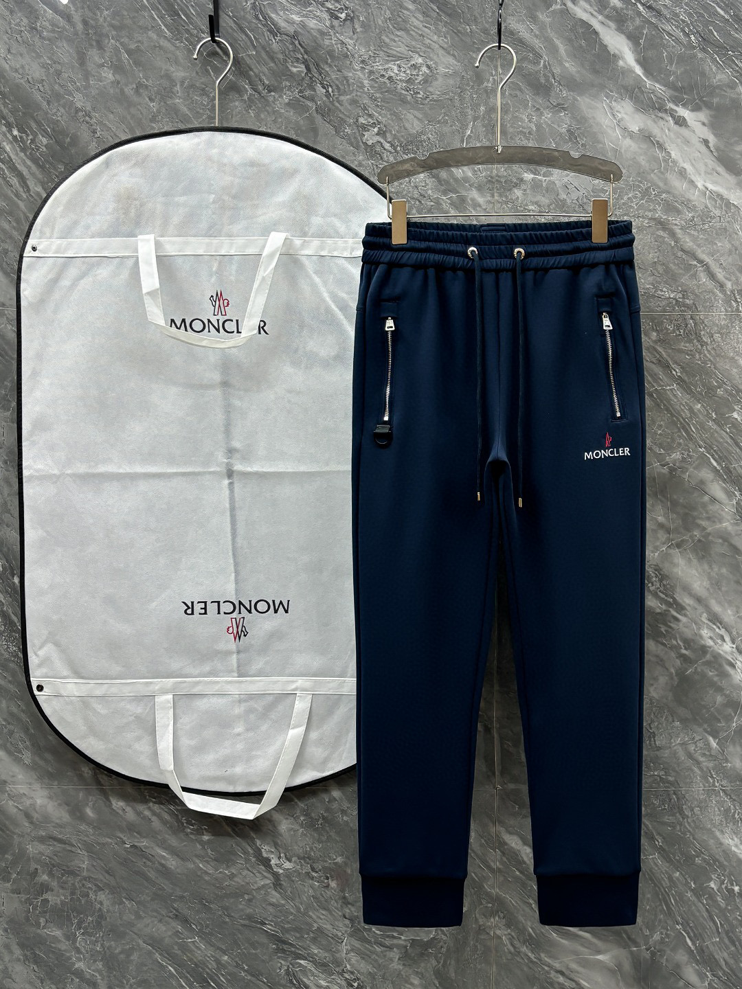 NO:130547,.Shield 2025 Spring and Summer casual pants are a new interpretation of aesthetics, interpreting a strong style and fashionable style, with a strong sense of detail and design. The classic brand logo is used as a color combination to interpret classic brand fashion, adding luster to the overall shape. Imported fabrics are soft and comfortable. The inner woven surface is flat and has excellent comfort, simple and unique charm. European trade channels, Italian overseas warehouse straight hair, and overseas boutique limited sales. The new spring and summer casual fashion sweatpants are designed by big brands to create a fashionable and trendy style, with exquisite details and in place, showing super high quality.  The pants are decorated with an iconic brand logo, highlighting the brand style, creating fashionable and diverse styles. Imported fabrics are carefully crafted, soft and comfortable, and are skin-friendly and warm. They are a pair of pants that are comfortable at home and out. You can go out with a casual jacket and sweatshirt~ Color black gray blue Size: M L XL 2XL 3XL M size waist 74-Hip circumference 98-Pants length 99-Feet 21 L size waist 78-Hip circumference 102-Pants length 99-Feet regumference 22 XL size waist circumference 82-Hip circumference 106-Pants length 100-Feet regumference 23 2XL size waist circumference 86-Hip circumference 110-Pants length 101-Feet regumference 24  3XL size waist 90-hip 114-trouser length 102-foot mouth 25, Moncler, hoodie, sweatshirts, jackets & coats, alexander wang19860909.蒙口 2025 春夏休闲裤子 美学的焕新诠释,演绎浓郁的格调型时尚风范,细节感和设计感强悍.经典品牌标识做为色彩搭配,演绎经典的品牌时尚,为整体造型增光添彩.进口面料,柔软舒适.内里织面平整 舒适度极佳,简洁而富有独特魅力. 欧洲贸易渠道,意大利海外仓直发,海外精品限定销售.25春夏新款休闲时尚卫裤,这款卫裤采用大牌的设计打造时尚潮流感,细节处理精致到位,展现超高的品质. 裤身上点缀标志性品牌标识,彰显品牌格调,打造时尚多样的造型.进口面料精心打造,柔软舒适,还亲肤保暖,是居家和外出都很舒适的一款裤子,随便搭个外套卫衣就可以出门啦~ 颜色黑色 灰色 蓝色 尺码:M L XL 2XL 3XL M码腰围74-臀围98-裤长99-脚口21 L码腰围78-臀围102-裤长99-脚口22 XL码腰围82-臀围106-裤长100-脚口23 2XL码腰围86-臀围-110-裤长101-脚口24 3XL码腰围90-臀围114-裤长102-脚口25,,Moncler,hoodie,sweatshirts,jackets & coats,alexander wang,Men's clothing