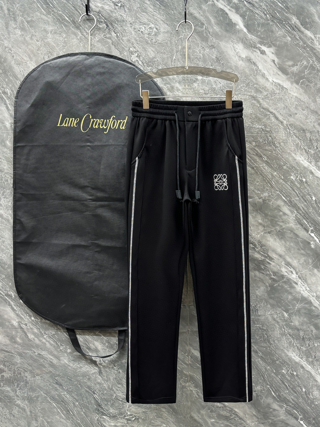 NO:130550,.Luo Yiwei 2025 spring and summer casual pants are a new aesthetic interpretation, interpreting a strong style and fashionable style, with a strong sense of detail and design. The classic brand logo is used as a color combination to interpret classic brand fashion, adding luster to the overall shape. Imported fabrics are soft and comfortable. The inner woven surface is flat and has excellent comfort, simple and unique charm. European trade channels, Italian overseas warehouse straight hair, and overseas boutique limited sales. The new casual and fashionable sweatpants in spring and summer, this sweatpants adopt the design of a big brand to create a fashionable and trendy style, with exquisite details and in place, showing super high quality.  The pants are decorated with an iconic brand logo, highlighting the brand style, creating fashionable and diverse styles. The imported fabric is carefully crafted, soft and comfortable, and is also skin-friendly and warm. It is a pair of pants that are comfortable at home and out. You can go out with a casual jacket and sweatshirt~ Color black Apricot Size: M L XL 2XL 3XL M size waist 74-Hip circumference 98-Pants length 99-Feet mouth 21 L size waist 78-Hip circumference 102-Pants length 99-Feet mouth 22 XL size waist 82-Hip circumference 106-Pants length 100-Feet mouth 23 2XL size waist 86-Hip circumference 110-Pants length 101-Feet mouth 24  3XL size waist 90-hip 114-trouser length 102-foot mouth 25, loewe, hoodie, sweatshirts, jackets & coats, alexander wang19860909.罗意威 2025 春夏休闲裤子 美学的焕新诠释,演绎浓郁的格调型时尚风范,细节感和设计感强悍.经典品牌标识做为色彩搭配,演绎经典的品牌时尚,为整体造型增光添彩.进口面料,柔软舒适.内里织面平整 舒适度极佳,简洁而富有独特魅力. 欧洲贸易渠道,意大利海外仓直发,海外精品限定销售.25春夏新款休闲时尚卫裤,这款卫裤采用大牌的设计打造时尚潮流感,细节处理精致到位,展现超高的品质. 裤身上点缀标志性品牌标识,彰显品牌格调,打造时尚多样的造型.进口面料精心打造,柔软舒适,还亲肤保暖,是居家和外出都很舒适的一款裤子,随便搭个外套卫衣就可以出门啦~ 颜色黑色 杏色 尺码:M L XL 2XL 3XL M码腰围74-臀围98-裤长99-脚口21 L码腰围78-臀围102-裤长99-脚口22 XL码腰围82-臀围106-裤长100-脚口23 2XL码腰围86-臀围-110-裤长101-脚口24 3XL码腰围90-臀围114-裤长102-脚口25,,loewe,hoodie,sweatshirts,jackets & coats,alexander wang,Men's clothing