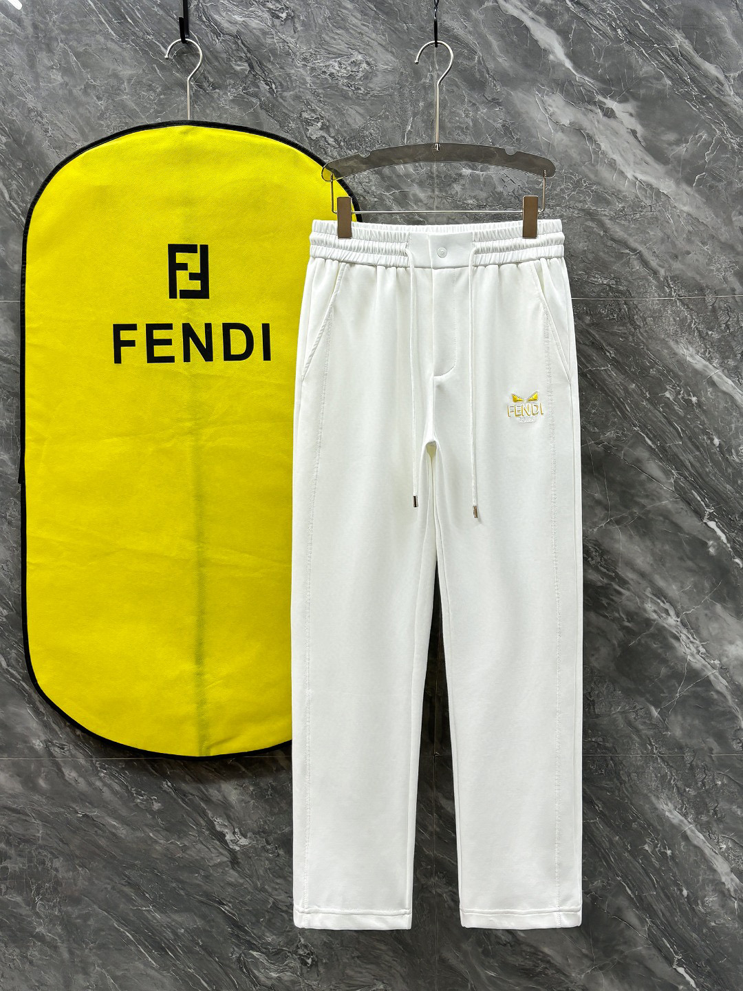 NO:130553,.Fendi 2025 spring and summer casual pants are a new interpretation of aesthetics, interpreting a strong style of style, with a strong sense of detail and design. The classic brand logo is used as a color combination to interpret classic brand fashion, adding luster to the overall shape. Imported fabrics are soft and comfortable. The inner woven surface is flat and has excellent comfort, simple and unique charm. European trade channels, Italian overseas warehouse straight hair, and overseas boutique limited sales. The new casual and fashionable sweatpants in spring and summer, this sweatpants adopt the design of a big brand to create a fashionable and trendy style, with exquisite details and in place, showing super high quality.  The pants are decorated with an iconic brand logo, highlighting the brand style, creating fashionable and diverse styles. The imported fabric is carefully crafted, soft and comfortable, and is also skin-friendly and warm. It is a pair of pants that are comfortable at home and out. You can go out with a casual jacket and sweatshirt~ Color black, white, blue Size: M L XL 2XL 3XL M size waist 74-Hip circumference 98-Pants length 99-Feet mouth 21 L size waist 78-Hip circumference 102-Pants length 99-Feet mouth 22 XL size waist 82-Hip circumference 106-Pants length 100-Feet mouth 23 2XL size waist 86-Hip circumference 110-Pants length 101-Feet mouth 24  3XL size waist 90-hip 114-trouser length 102-foot mouth 25, fendi, hoodie, sweatshirts, jackets & coats, alexander wang19860909.芬迪 2025 春夏休闲裤子 美学的焕新诠释,演绎浓郁的格调型时尚风范,细节感和设计感强悍.经典品牌标识做为色彩搭配,演绎经典的品牌时尚,为整体造型增光添彩.进口面料,柔软舒适.内里织面平整 舒适度极佳,简洁而富有独特魅力. 欧洲贸易渠道,意大利海外仓直发,海外精品限定销售.25春夏新款休闲时尚卫裤,这款卫裤采用大牌的设计打造时尚潮流感,细节处理精致到位,展现超高的品质. 裤身上点缀标志性品牌标识,彰显品牌格调,打造时尚多样的造型.进口面料精心打造,柔软舒适,还亲肤保暖,是居家和外出都很舒适的一款裤子,随便搭个外套卫衣就可以出门啦~ 颜色黑色 白色 蓝色 尺码:M L XL 2XL 3XL M码腰围74-臀围98-裤长99-脚口21 L码腰围78-臀围102-裤长99-脚口22 XL码腰围82-臀围106-裤长100-脚口23 2XL码腰围86-臀围-110-裤长101-脚口24 3XL码腰围90-臀围114-裤长102-脚口25,,fendi,hoodie,sweatshirts,jackets & coats,alexander wang,Men's clothing