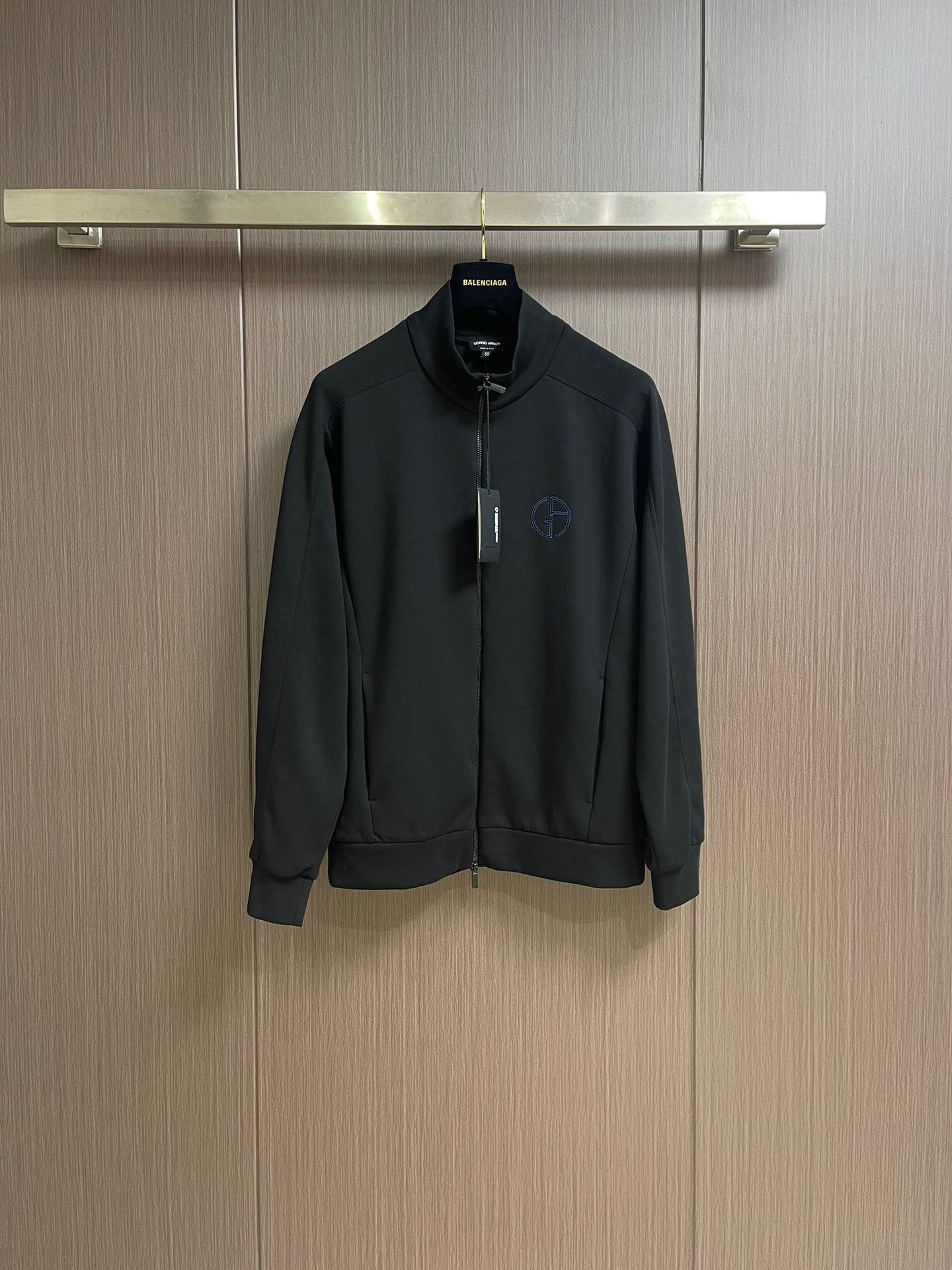 NO:130565,【Armani】Simple spring jacket, windbreaker, jacket noble high-level order, high-standard customization, high-standard customization, very stylish, classic and versatile, customer-supplied hardware, each with a unique logo, any fashion can be matched in winter, a true top order, the style is also very good, slim fit, highly recommended. 175 140 catties, maximum wear about 190 catties. It is recommended to report height and weight code. M-XXL.,,armani, jackets & coats, jackets & coats, alexander wang19860909【 阿玛尼】春季简约 外套 风衣 夹克贵族高级别要求订单 高标准定制　上身非常有型 经典百搭 客供五金 每颗都有独特logo 冬季任何时装都可以搭配　真正的顶级订单 版型上也是非常的好 修身版型 强烈推荐.175 140斤穿L 最大穿190斤左右 .建 议报身高体重配码 .M-XXL.,,armani,jackets & coats,jackets & coats,alexander wang,Men's clothing