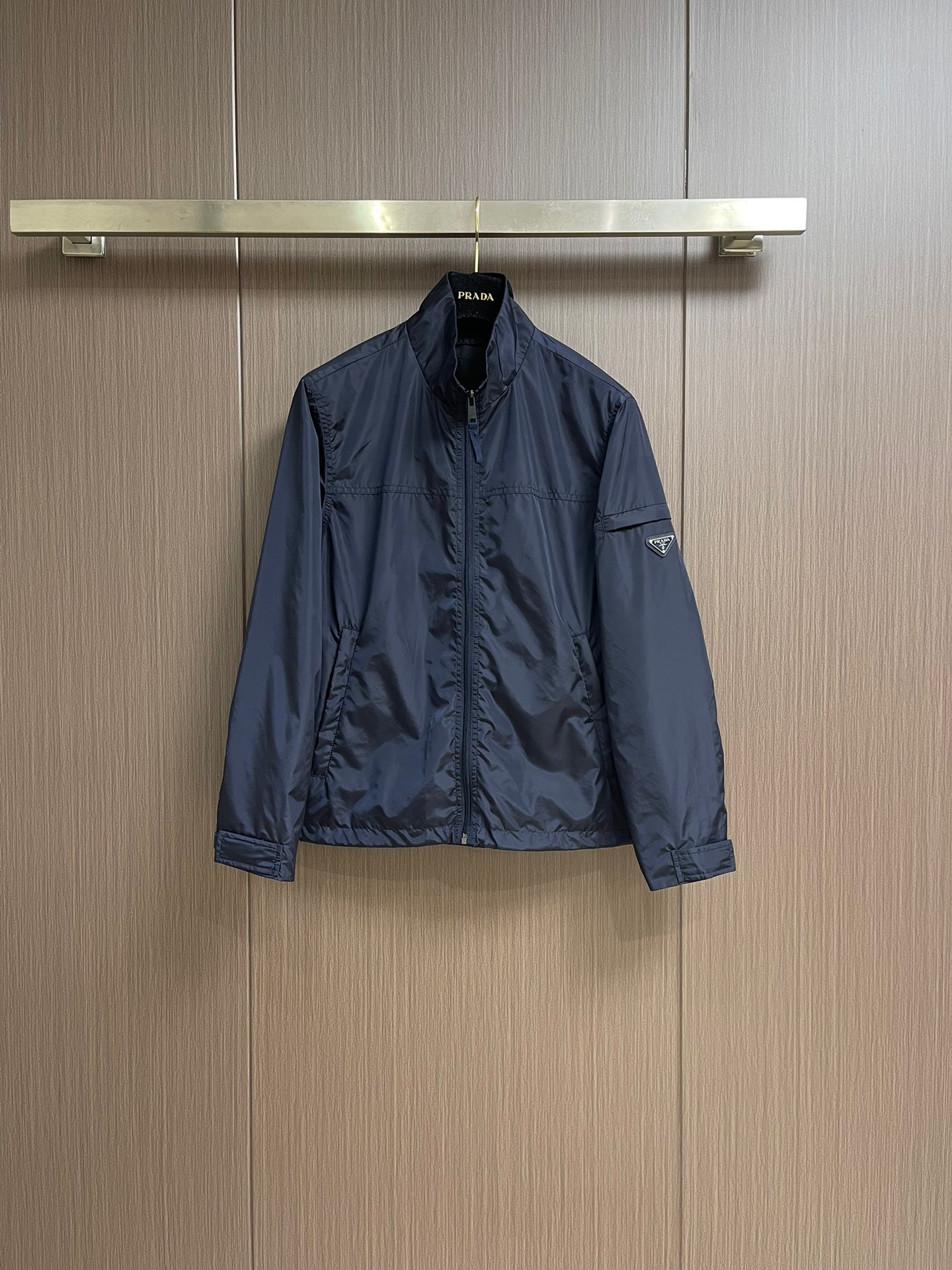 NO:130567,【Prada】Simple spring jacket, windbreaker, jacket noble high-level order, high-standard customization, very stylish, classic and versatile, customer-supplied hardware, each with a unique logo, any fashion can be matched in winter, a true top order, the style is also very good, slim fit, highly recommended. 175 140 catties wear L, maximum wear about 190 catties. It is recommended to report height and weight code. M-XXL.,,prada, jackets & coats, jackets & coats, alexander wang19860909【 普拉达】春季简约 外套 风衣 夹克贵族高级别要求订单 高标准定制　上身非常有型 经典百搭 客供五金 每颗都有独特logo 冬季任何时装都可以搭配　真正的顶级订单 版型上也是非常的好 修身版型 强烈推荐.175 140斤穿L 最大穿190斤左右 .建 议报身高体重配码 .M-XXL.,,prada,jackets & coats,jackets & coats,alexander wang,Men's clothing