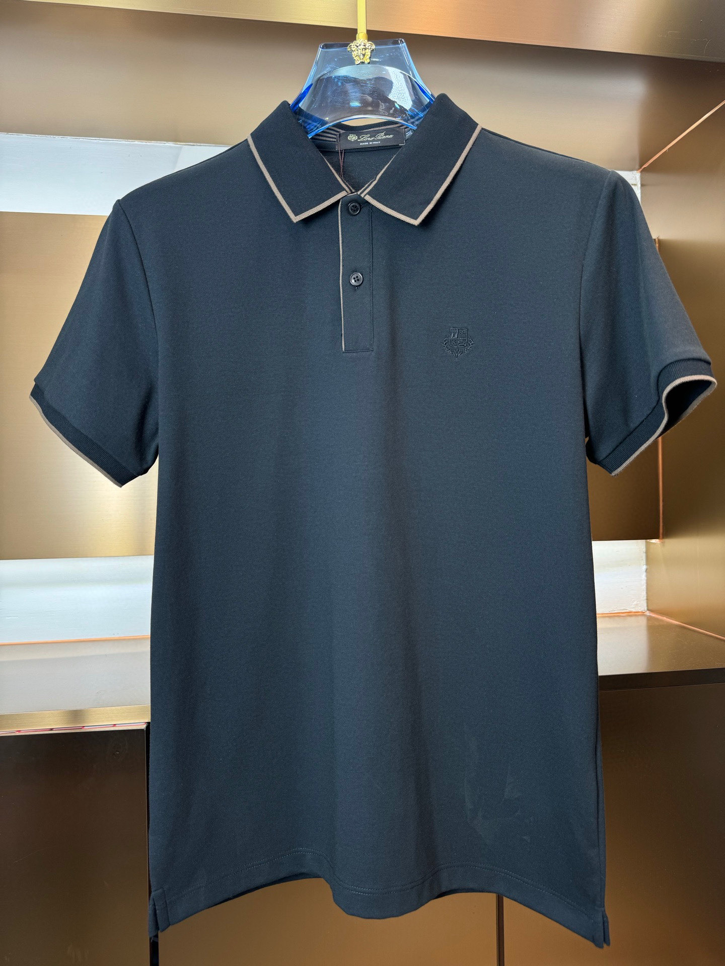 NO:130564,.【LP】 Fashionable and simple short-sleeved T-shirt is famous for its simple and delicate design and high-quality details, perfectly cut, and the latest British hanging dot and thread technology after the label is more perfect, the materials are meticulous, suitable for any occasion, excellent feel, comfortable and breathable! It is the choice of men who focus on practicality and quality. The original quality is synchronized by the official website [strong]. The new model is available for sale immediately, and there are large products [handshake] 174 140 catties wearing L size, and you can wear up to 200 catties! M-4XL., loro piana, T-shirt,tees, t-shirt,alexander wang19860909.【 LP】 时尚简约 短袖T恤 简洁细腻的设计和高质细节而闻名,裁剪完美,后标最新英国吊点线技术,更加完美,用料一丝不苟,适合任何场合, 手感极佳 舒服又透气! 是注重实用和品质的男士的选择.原單品質 官網同步[强].新款上市 即转即卖 有大货[握手] 174 140斤穿L码 最大可以穿200斤！M-4XL.,,loro piana,T-shirt,tees，t-shirt,alexander wang,Men's clothing