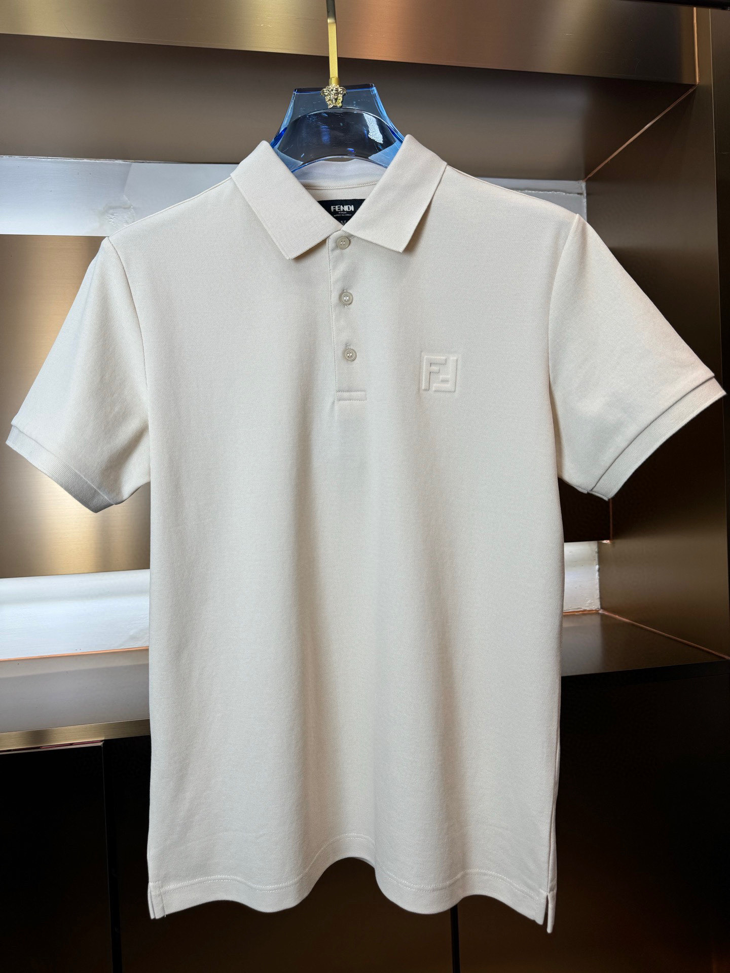 NO:130568,.【Fendi】 Fashionable and simple short-sleeved T-shirt is famous for its simple and delicate design and high-quality details, perfectly cut, and the latest British hanging dot and thread technology after the label is more perfect, the materials are meticulous, suitable for any occasion, excellent feel, comfortable and breathable! It is the choice of men who focus on practicality and quality. The original quality is synchronized by the official website [strong]. The new model is available for sale immediately, and there are large products [handshake] 174 140 catties wearing L size, and you can wear up to 200 catties! M-4XL., fendi, T-shirt,tees, t-shirt,alexander wang19860909.【 芬迪】 时尚简约 短袖T恤 简洁细腻的设计和高质细节而闻名,裁剪完美,后标最新英国吊点线技术,更加完美,用料一丝不苟,适合任何场合, 手感极佳 舒服又透气! 是注重实用和品质的男士的选择.原單品質 官網同步[强].新款上市 即转即卖 有大货[握手] 174 140斤穿L码 最大可以穿200斤！M-4XL.,,fendi,T-shirt,tees，t-shirt,alexander wang,Men's clothing