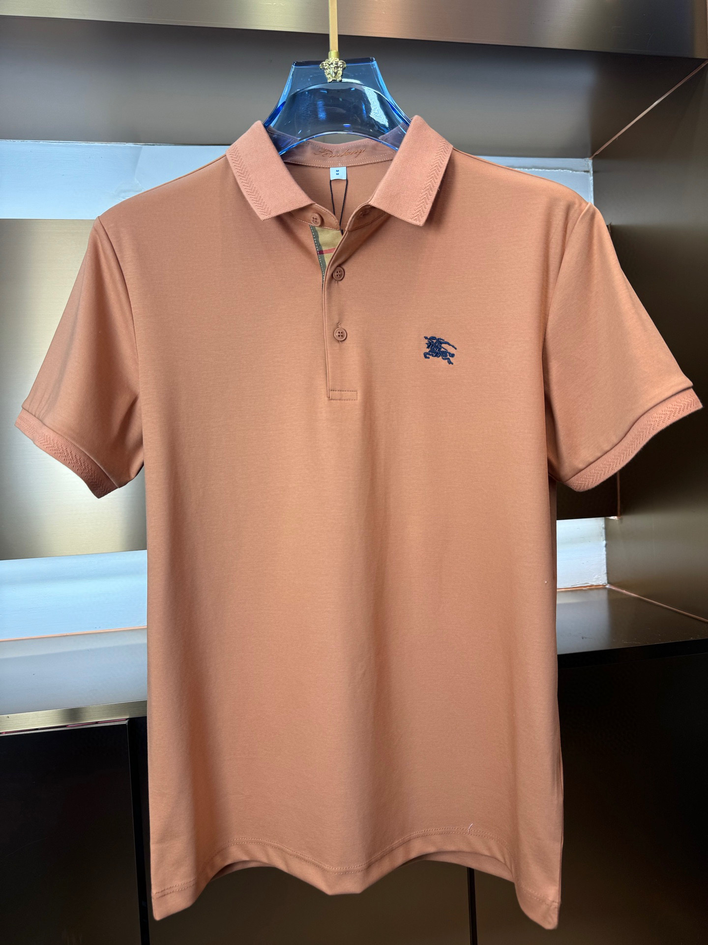 NO:130572,.【Burberry】Stylish and simple short-sleeved T-shirt is famous for its simple and delicate design and high-quality details, perfectly cut, and the latest British hanging dot and thread technology after the label is more perfect, the materials are meticulous, suitable for any occasion, excellent feel, comfortable and breathable! It is the choice of men who focus on practicality and quality. The original quality is synchronized by the official website [strong]. The new model is available for sale immediately, and there are large products [handshake] 174 140 catties wearing L size, and you can wear up to 200 catties! M-4XL., burberry, T-shirt, tees, t-shirt, alexander wang19860909.【 巴宝莉】 时尚简约 短袖T恤 简洁细腻的设计和高质细节而闻名,裁剪完美,后标最新英国吊点线技术,更加完美,用料一丝不苟,适合任何场合, 手感极佳 舒服又透气! 是注重实用和品质的男士的选择.原單品質 官網同步[强].新款上市 即转即卖 有大货[握手] 174 140斤穿L码 最大可以穿200斤！M-4XL.,,burberry,T-shirt,tees，t-shirt,alexander wang,Men's clothing