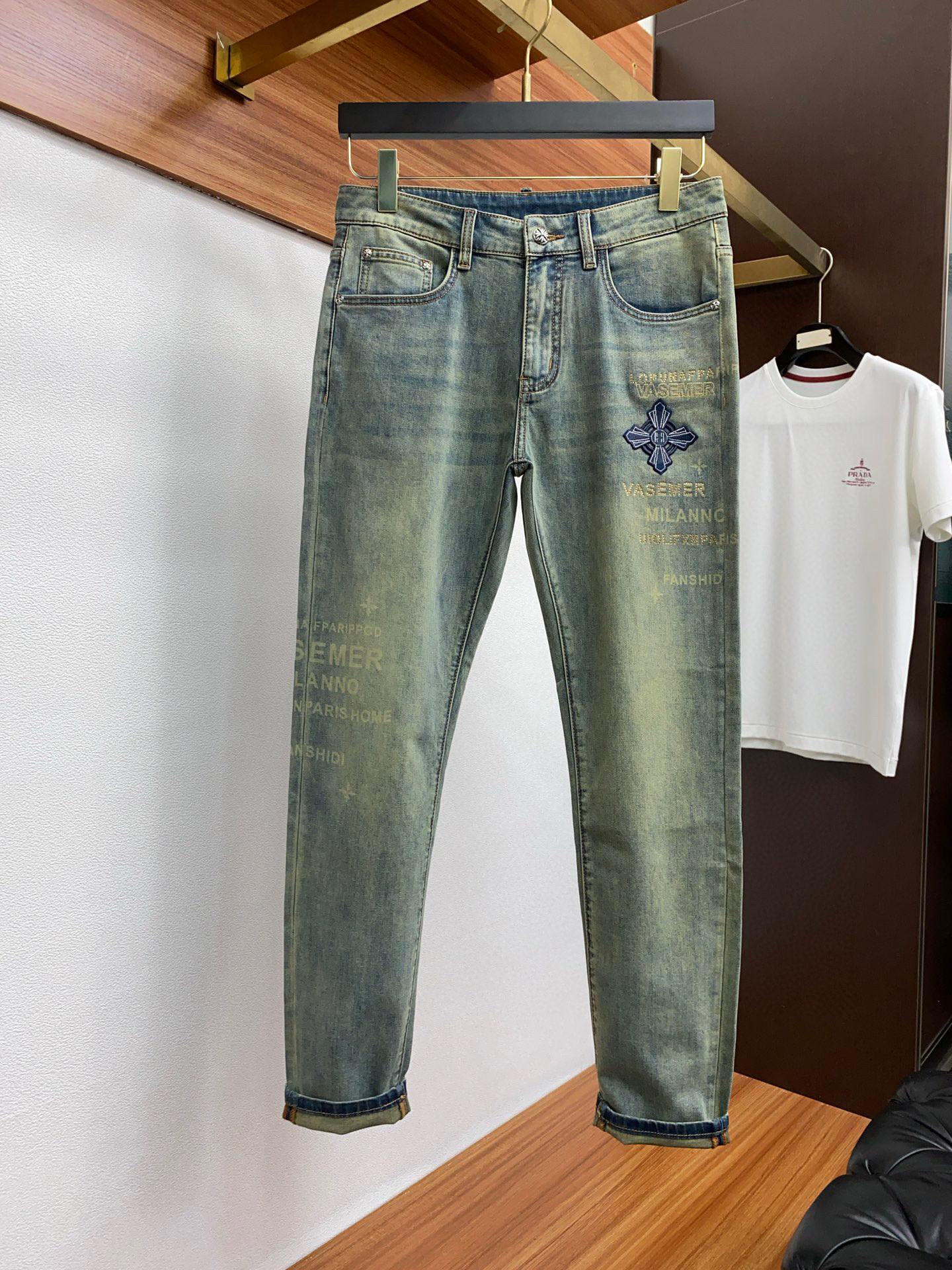 NO:132029,[Croxin] Simple and fashionable. The spring and summer jeans are very comfortable to wear, low-key and luxurious. They are very classy when worn. There is no need to say much about the style and cutting of the pants. The upper body is exquisite and vivid. The truly first-class quality is the true palace-grade casual pants, which are made of Turkish cotton, produce the most famous tannin cloth. The quality is excellent, and the pants are soft after heavy washing!  Straight-footed style, not picky, the upper body is absolutely stylish, the waist is inlaid with silver jewelry, extremely luxurious. 29-38.,,chrome hearts,jeans,alexander wang19860909【 克罗心】简约时尚 春夏牛仔裤身穿着非常舒适 低调不失奢华 穿出去非常有档次,裤型款式和裁剪亦无需多言 上身精致跃然.真正一等一顶级质料 真正殿堂级的休闲裤,选用土耳其的棉花 生产出最有名的单宁布 品质卓然,经过重水洗使得裤子很柔软！直脚的版型 不挑人 上身绝对的有型 裤腰镶嵌银饰达人设计 极度奢华.29-38.,,chrome hearts,jeans,alexander wang,Men's clothing