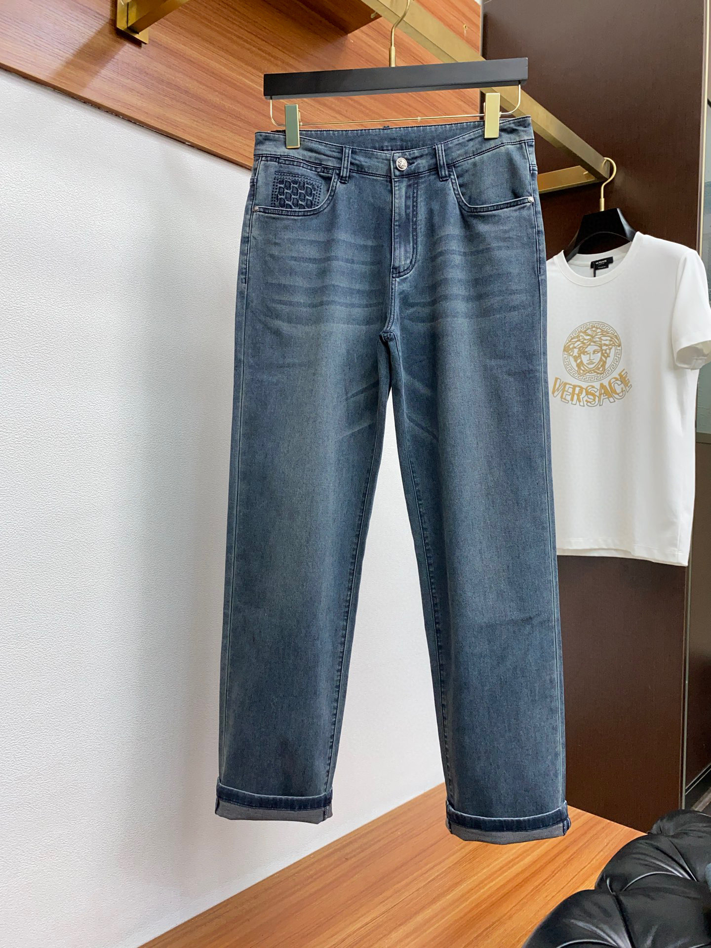 NO:132038,【Dio】Simple and fashionable. The spring and summer jeans are very comfortable to wear, low-key and luxurious. They are very classy when worn. There is no need to say much about the style and cutting of the pants. The upper body is exquisite and vivid. The truly first-class quality is the real-class casual pants, which are made of Turkish cotton, produce the most famous tannin cloth. The quality is excellent, and the pants are soft after heavy washing!  Straight-footed style, not picky, the upper body is absolutely stylish, the waist is inlaid with silver jewelry, extremely luxurious. 29-38.,,dior,jeans,alexander wang19860909【 迪奥】简约时尚 春夏牛仔裤身穿着非常舒适 低调不失奢华 穿出去非常有档次,裤型款式和裁剪亦无需多言 上身精致跃然.真正一等一顶级质料 真正殿堂级的休闲裤,选用土耳其的棉花 生产出最有名的单宁布 品质卓然,经过重水洗使得裤子很柔软！直脚的版型 不挑人 上身绝对的有型 裤腰镶嵌银饰达人设计 极度奢华.29-38.,,dior,jeans,alexander wang,Men's clothing
