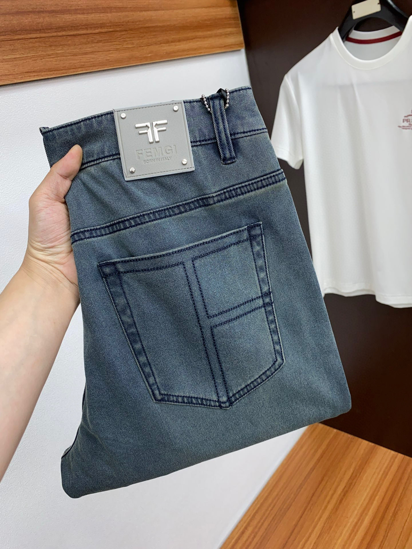 NO:132041,【TF】Simple and fashionable. The spring and summer jeans are very comfortable to wear, low-key and luxurious. They are very classy when worn. There is no need to say much about the style and cutting of the pants. The upper body is exquisite and vivid. The truly first-class quality is the true palace-grade casual pants, which are made of Turkish cotton, produce the most famous tannin cloth. The quality is excellent, and the pants are soft after heavy washing!  Straight-footed style, not picky, the upper body is absolutely stylish, the waist is inlaid with silver jewelry, extremely luxurious. 29-38.,,tom ford,jeans,alexander wang19860909【 TF】简约时尚 春夏牛仔裤身穿着非常舒适 低调不失奢华 穿出去非常有档次,裤型款式和裁剪亦无需多言 上身精致跃然.真正一等一顶级质料 真正殿堂级的休闲裤,选用土耳其的棉花 生产出最有名的单宁布 品质卓然,经过重水洗使得裤子很柔软！直脚的版型 不挑人 上身绝对的有型 裤腰镶嵌银饰达人设计 极度奢华.29-38.,,tom ford,jeans,alexander wang,Men's clothing