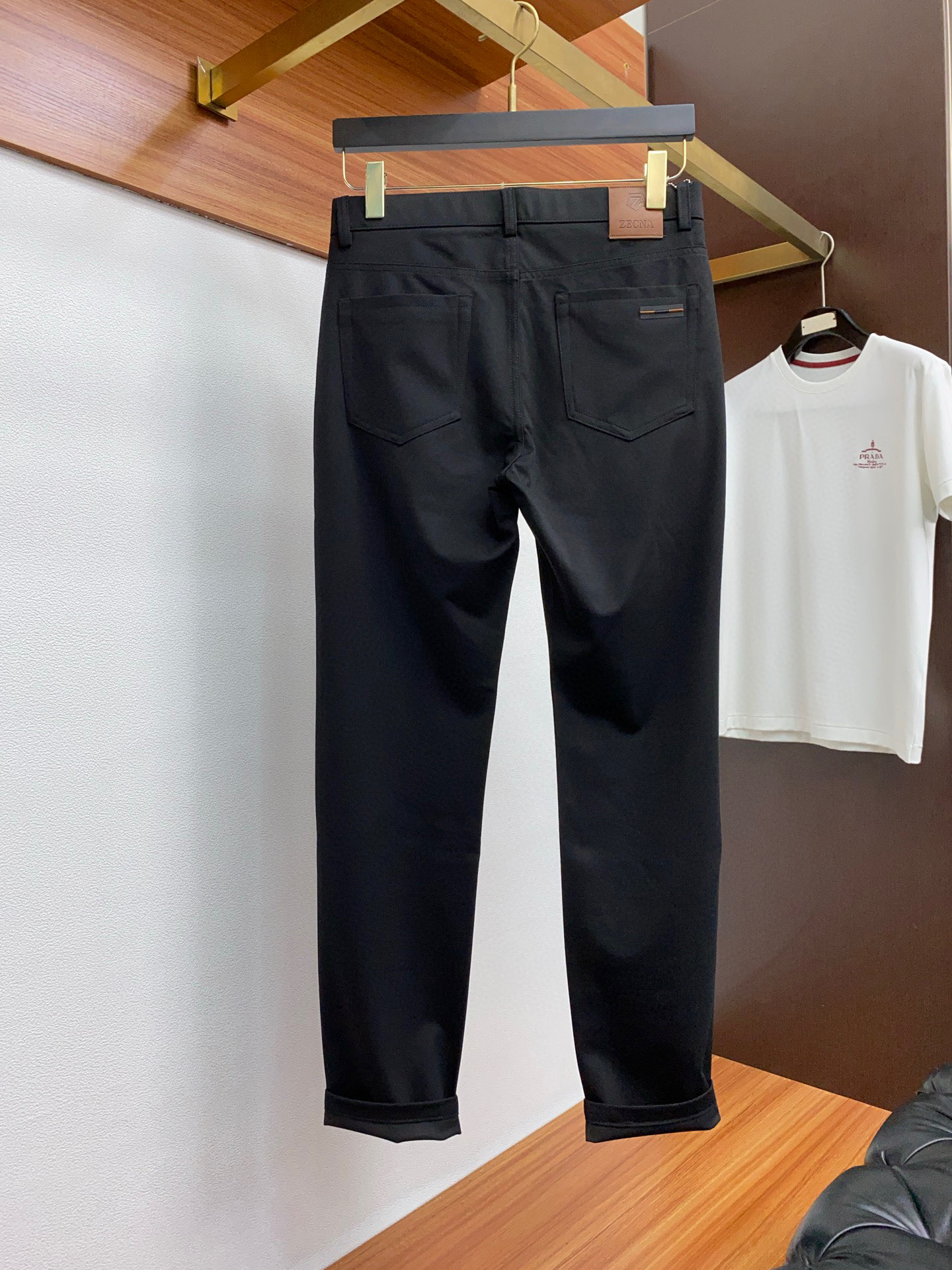 NO:132044,[Jenia] Simple and fashionable. The spring and summer jeans are very comfortable to wear, low-key and luxurious. They are very classy when worn. There is no need to say much about the style and cutting of the pants. The upper body is exquisite and vivid. The truly first-class quality is the true palace-grade casual pants, which are made of Turkish cotton, produce the most famous tannin cloth. The quality is excellent, and the pants are soft after heavy washing!  Straight-footed style, not picky, the upper body is absolutely stylish, the waist is inlaid with silver jewelry, extremely luxurious. 29-38., zegna, jeans, alexander wang19860909【 杰尼亚】简约时尚 春夏牛仔裤身穿着非常舒适 低调不失奢华 穿出去非常有档次,裤型款式和裁剪亦无需多言 上身精致跃然.真正一等一顶级质料 真正殿堂级的休闲裤,选用土耳其的棉花 生产出最有名的单宁布 品质卓然,经过重水洗使得裤子很柔软！直脚的版型 不挑人 上身绝对的有型 裤腰镶嵌银饰达人设计 极度奢华.29-38.,,zegna,jeans,alexander wang,Men's clothing