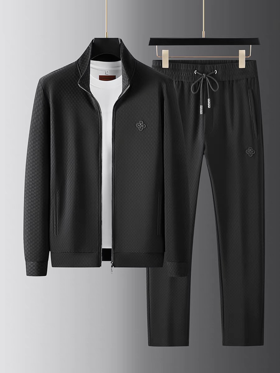 NO:132046,【LV】Hot-up a high-end!  Aristocratic suit [Rose][Rose] The original single-quality exclusive high-quality major brand suits are all top European and American styles and fabrics handmade, and the works of the world's top designers, with international fashion brands, reflecting elegance, personality, fashion. Our company does not attract customers at low prices, but starts with quality, taste, connotation and some top design elements. 175 140 catties, can wear 200 catties. Standard size M-4XL.,,louis vuitton,alexander wang19860909【 LV】爆款a 高端 ！贵族套装 [玫瑰][玫瑰]原单品质独家首选高品质各大品牌套装,全是欧美顶级爆款花色及面料手工,世界顶尖设计师作品,具备国际时尚大牌元素,体现高雅、个性、时尚[强][强][强].本公司不是以低价格吸引客户,是以品质、品味、内涵以及一些顶级设计元素为起点.175 140斤 穿L 可以穿200斤.标准尺码 M-4XL.,,louis vuitton,alexander wang,Men's clothing