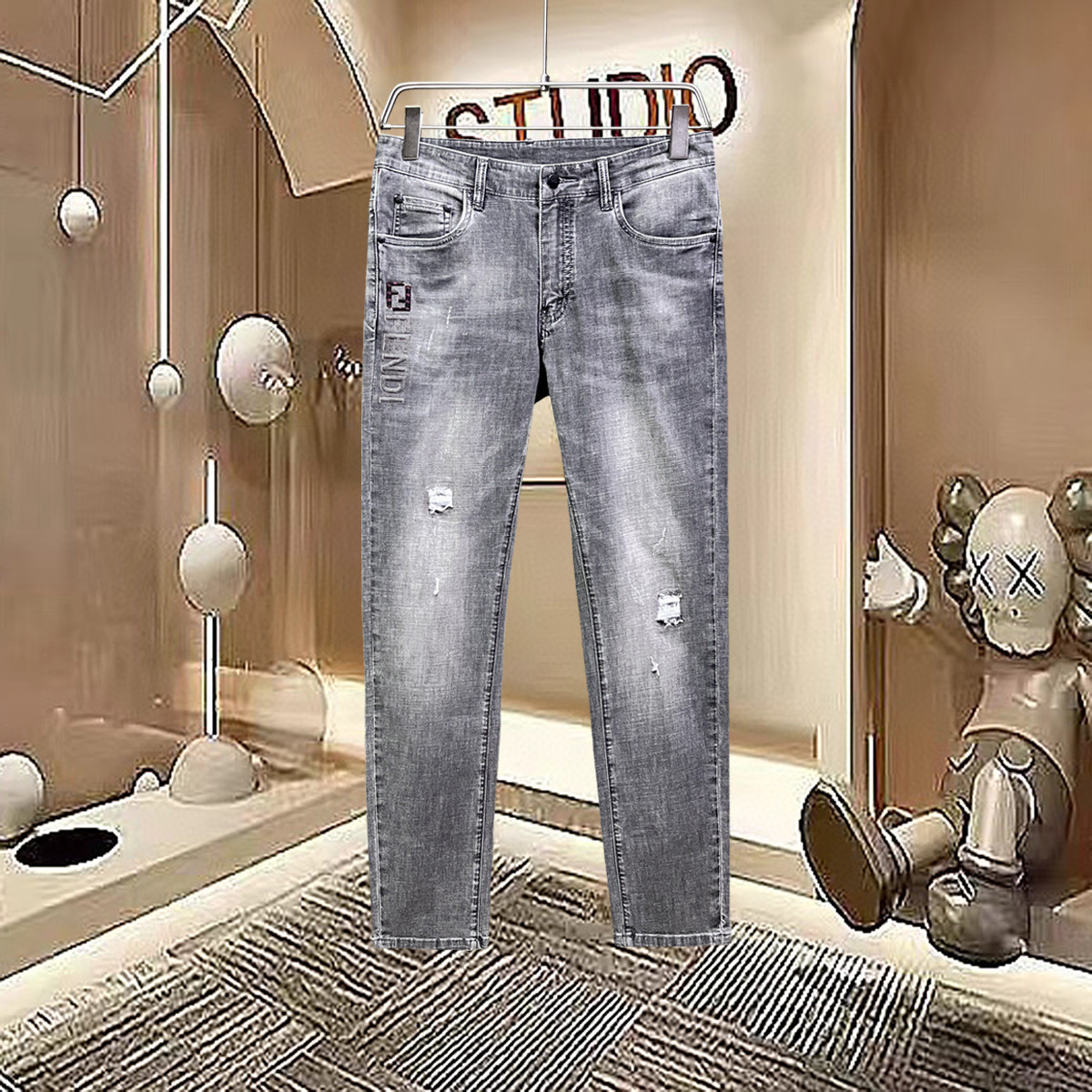 NO:132062,【Fendi】Simple and fashionable. The spring and summer jeans are very comfortable to wear, low-key and luxurious. They are very classy when worn. There is no need to say much about the style and cutting of the pants. The upper body is exquisite and vivid. The truly first-class quality is the true palace-grade casual pants, which are made of Turkey's cotton, produce the most famous tannin cloth. The quality is excellent, and the pants are soft after heavy washing!  Straight-footed style, not picky, the upper body is absolutely stylish, the waist is inlaid with silver jewelry, extremely luxurious. 29-38.,,fendi,jeans,alexander wang19860909【 芬迪】简约时尚 春夏牛仔裤身穿着非常舒适 低调不失奢华 穿出去非常有档次,裤型款式和裁剪亦无需多言 上身精致跃然.真正一等一顶级质料 真正殿堂级的休闲裤,选用土耳其的棉花 生产出最有名的单宁布 品质卓然,经过重水洗使得裤子很柔软！直脚的版型 不挑人 上身绝对的有型 裤腰镶嵌银饰达人设计 极度奢华.29-38.,,fendi,jeans,alexander wang,Men's clothing